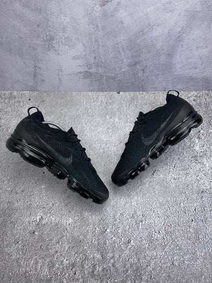 Nike Air VaporMax 2023 Flyknit Triple Black - buty sportowe, zewnętrzny panel prawego buta