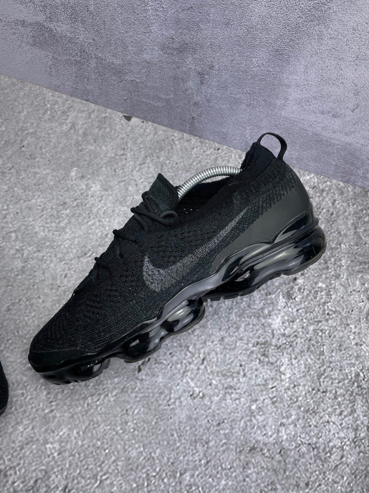 Nike Air VaporMax 2023 Flyknit Triple Black - buty sportowe, widok z góry na wewnętrzną stronę butów