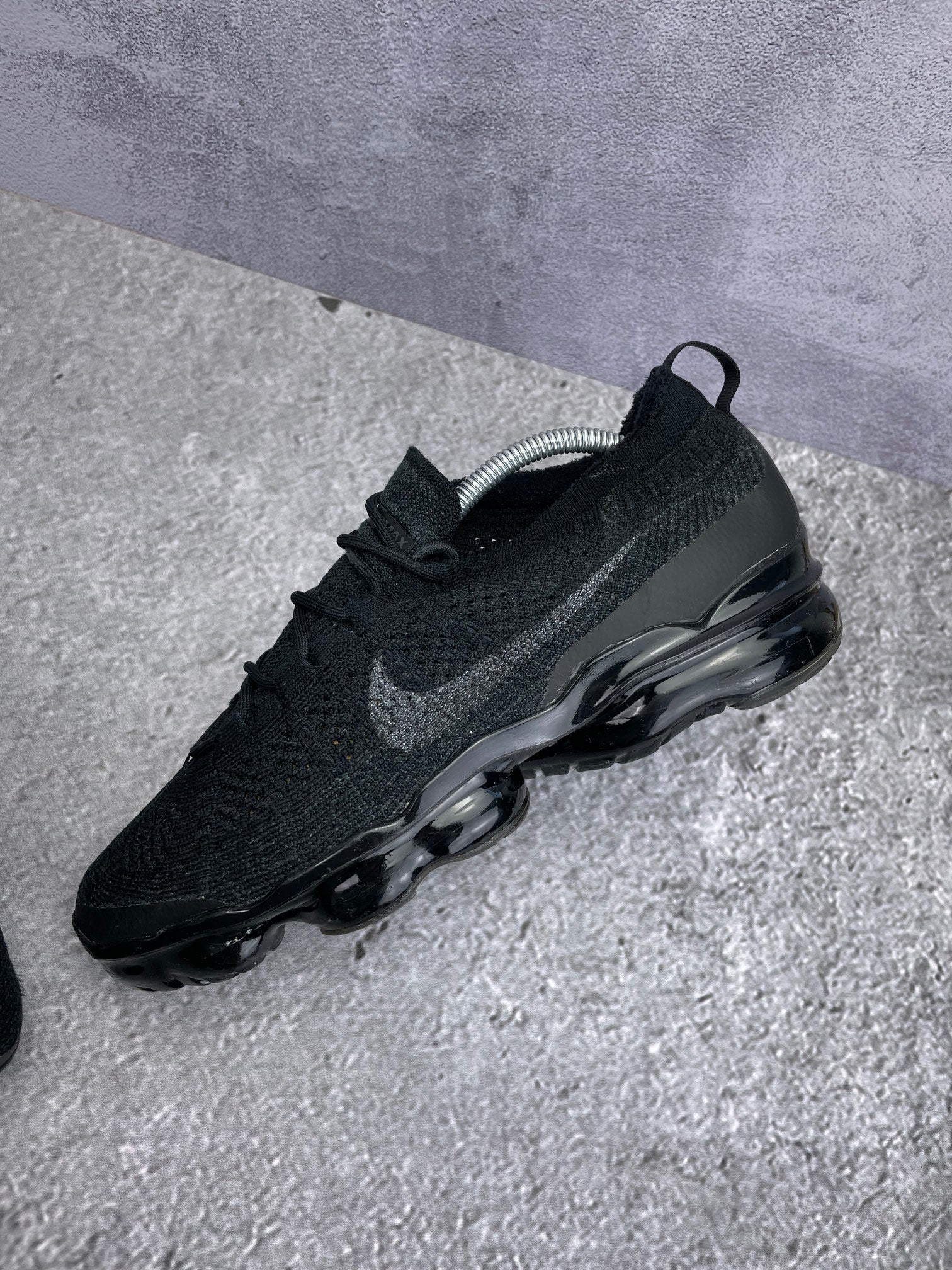 Nike Air VaporMax 2023 Flyknit Triple Black - buty sportowe, widok z góry na wewnętrzną stronę butów