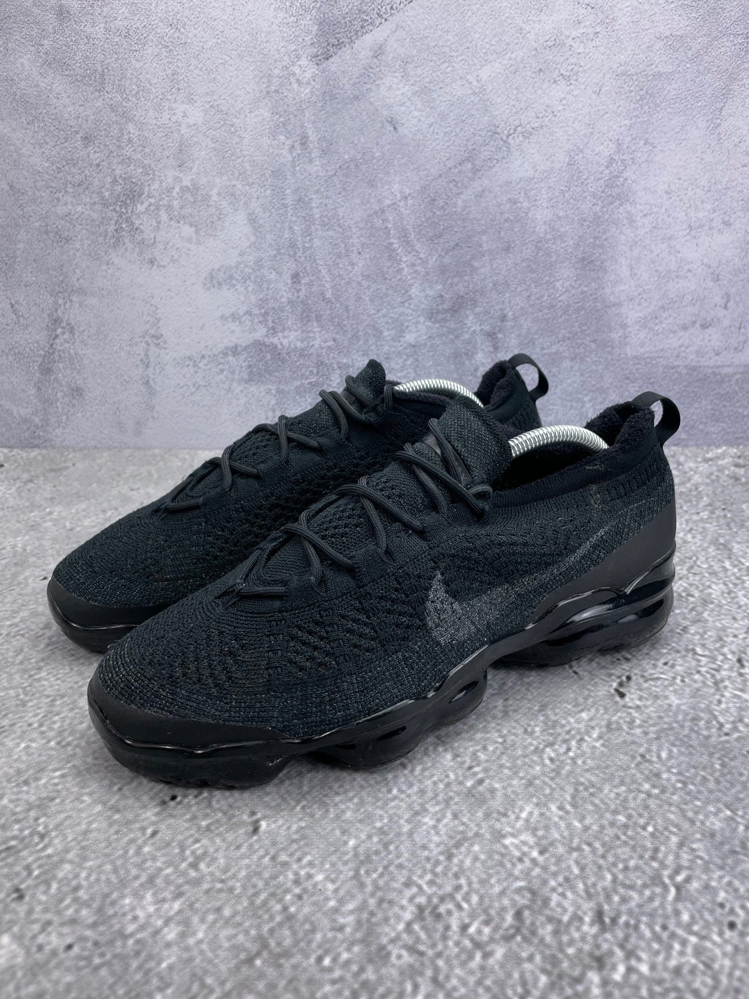 Nike Air VaporMax 2023 Flyknit Triple Black - buty sportowe, widok z boku na tle studyjnym