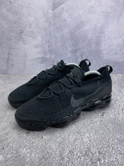 Nike Air VaporMax 2023 Flyknit Triple Black - buty sportowe, widok z boku na tle studyjnym