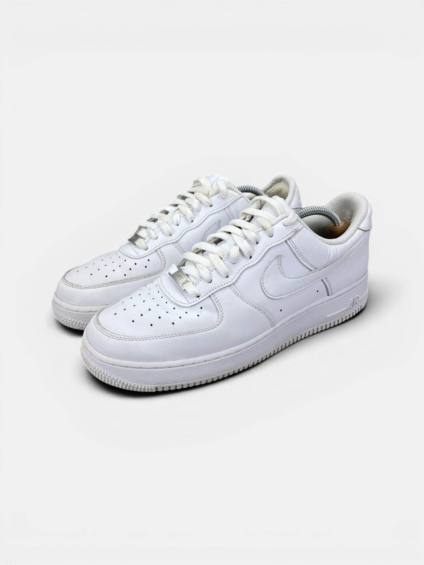 Nike Air Force 1 Low Triple White — buty sportowe męskie w bardzo dobrym stanie rozmiar 44.5, widok z boku