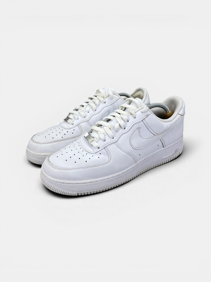 Nike Air Force 1 Low Triple White — buty sportowe męskie w bardzo dobrym stanie rozmiar 44.5, widok z boku
