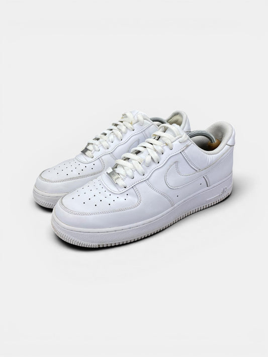 Nike Air Force 1 Low Triple White — buty sportowe męskie w bardzo dobrym stanie rozmiar 44.5, widok z boku