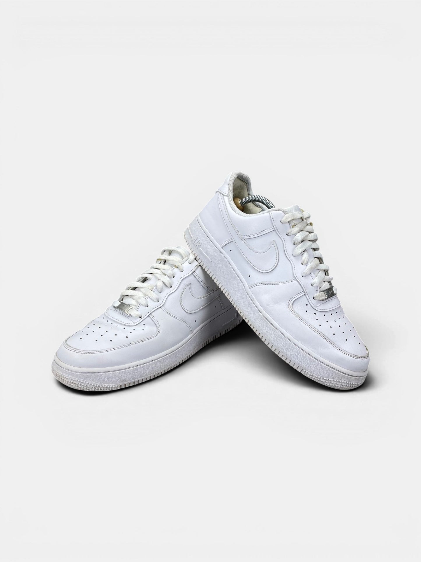Nike Air Force 1 Low Triple White — buty sportowe męskie w bardzo dobrym stanie rozmiar 44.5, boczny profil