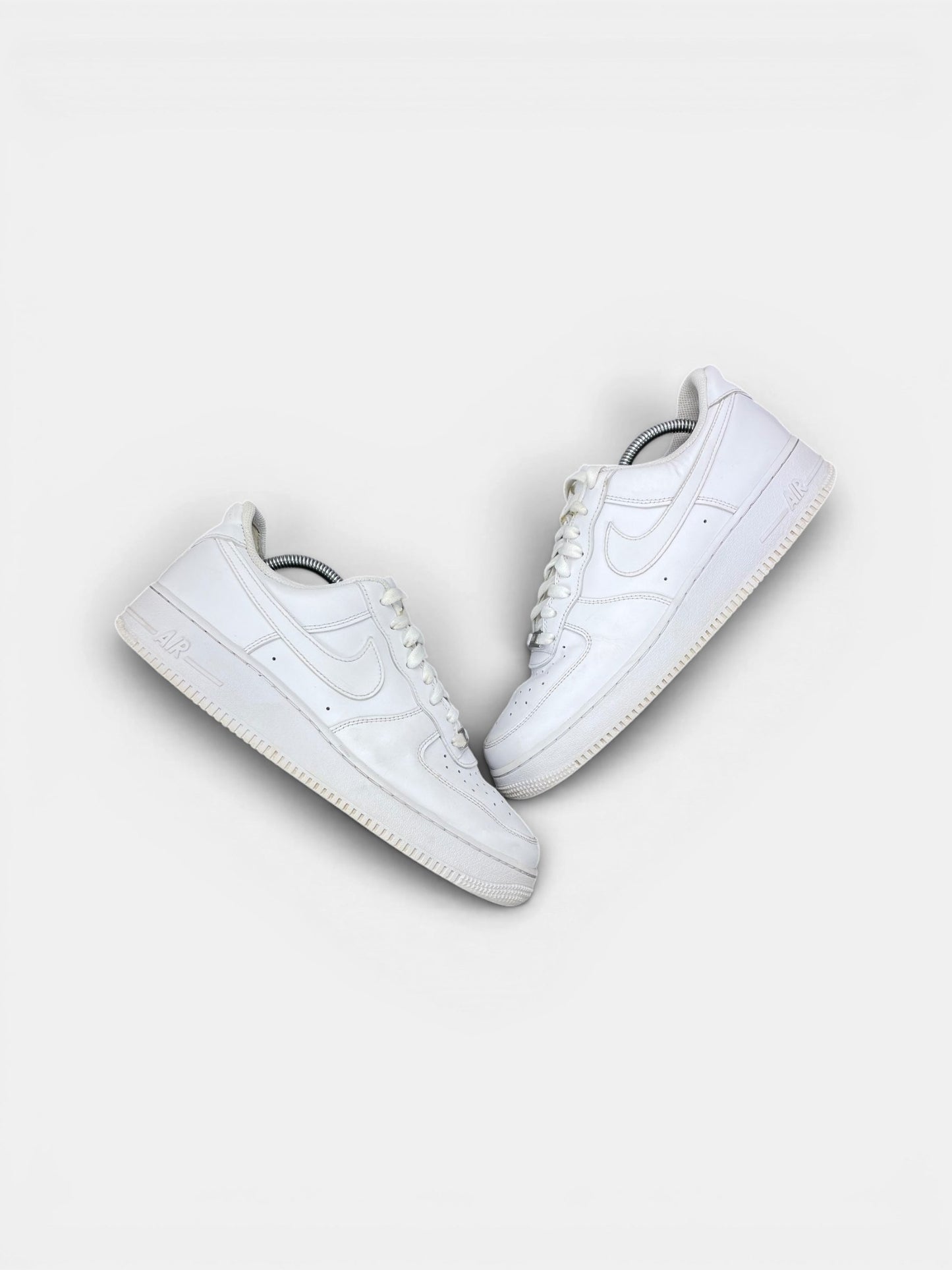 Nike Air Force 1 Low Triple White — buty sportowe męskie w bardzo dobrym stanie rozmiar 44.5, widok z góry na zewnętrzną stronę butów