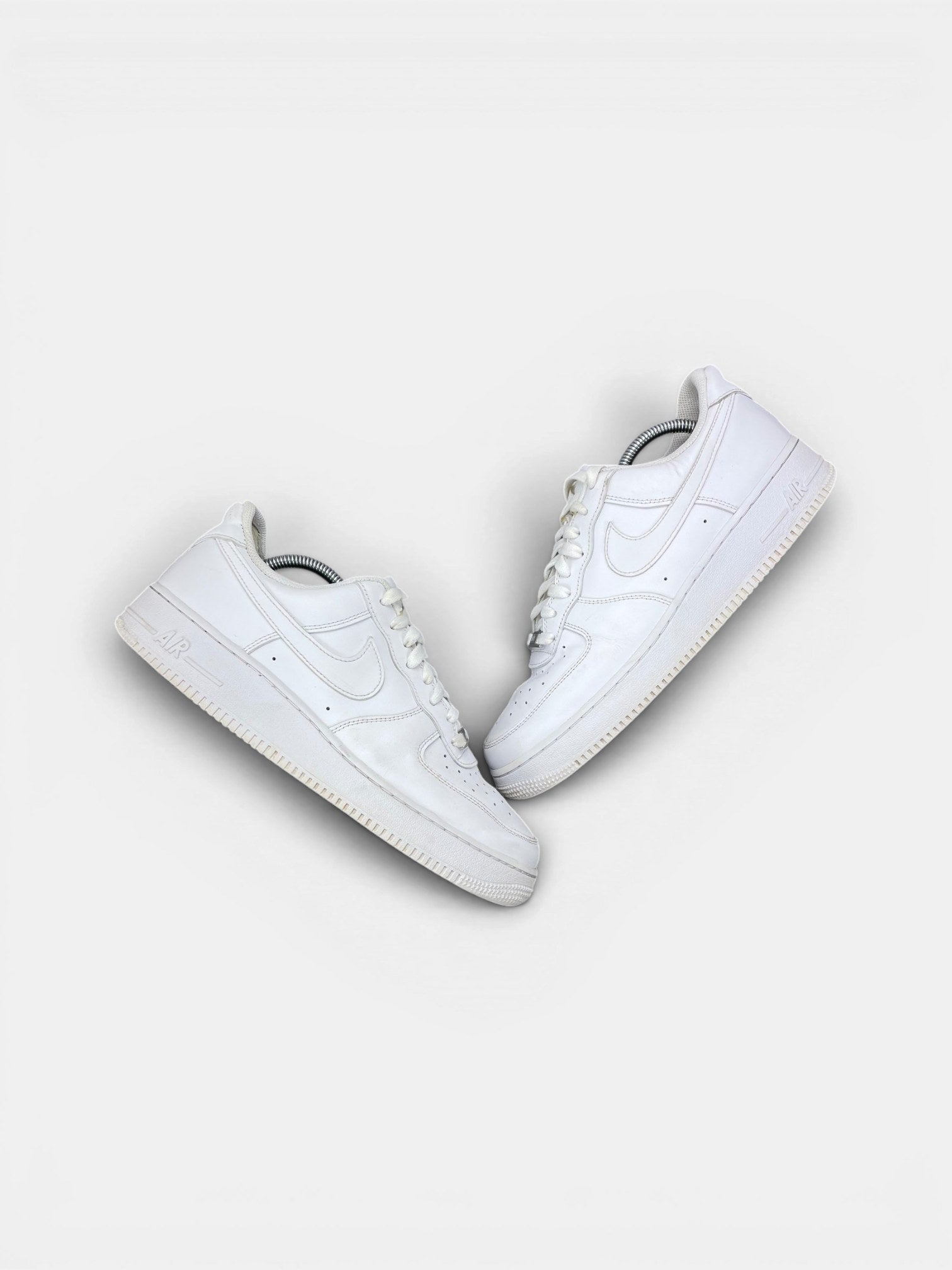 Nike Air Force 1 Low Triple White — buty sportowe męskie w bardzo dobrym stanie rozmiar 44.5, widok z góry na zewnętrzną stronę butów