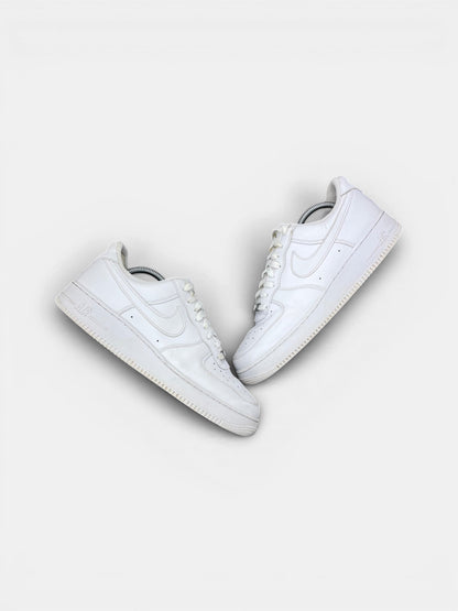 Nike Air Force 1 Low Triple White — buty sportowe męskie w bardzo dobrym stanie rozmiar 44.5, widok z góry na zewnętrzną stronę butów