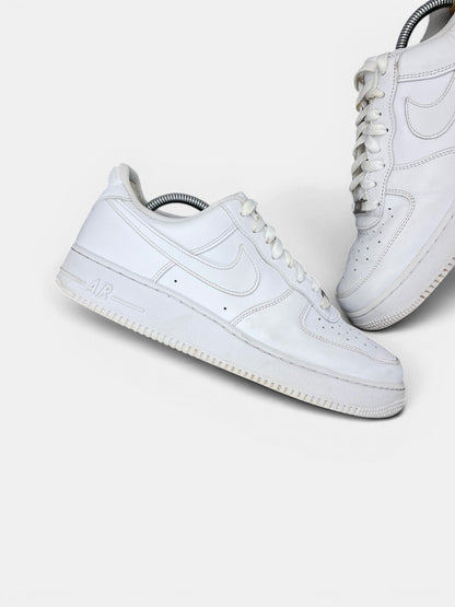 Nike Air Force 1 Low Triple White — buty sportowe męskie w bardzo dobrym stanie rozmiar 44.5, zewnętrzny panel prawego buta