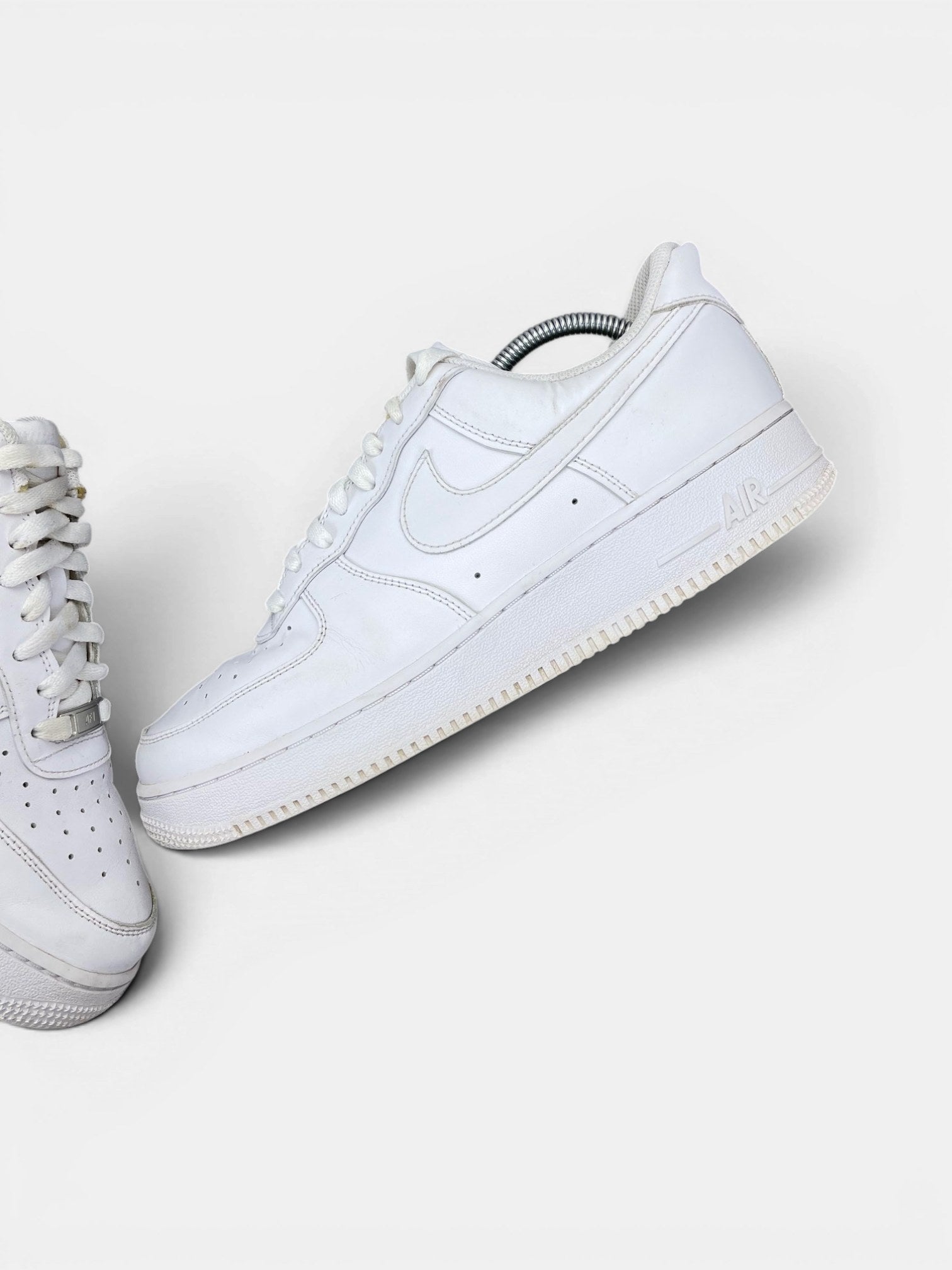 Nike Air Force 1 Low Triple White — buty sportowe męskie w bardzo dobrym stanie rozmiar 44.5, zewnętrzny panel lewego buta