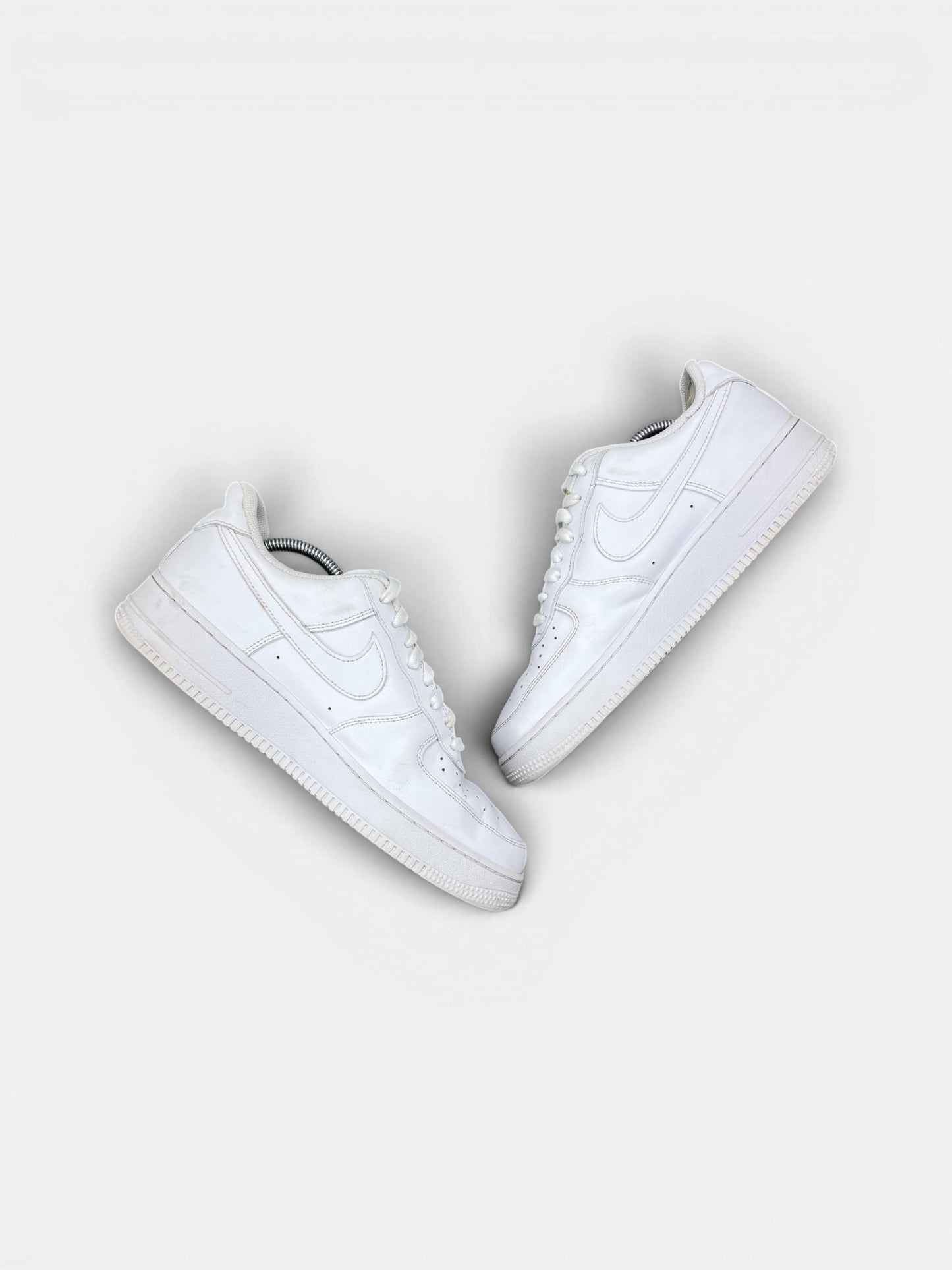 Nike Air Force 1 Low Triple White — buty sportowe męskie w bardzo dobrym stanie rozmiar 44.5, widok z góry na wewnętrzną stronę butów