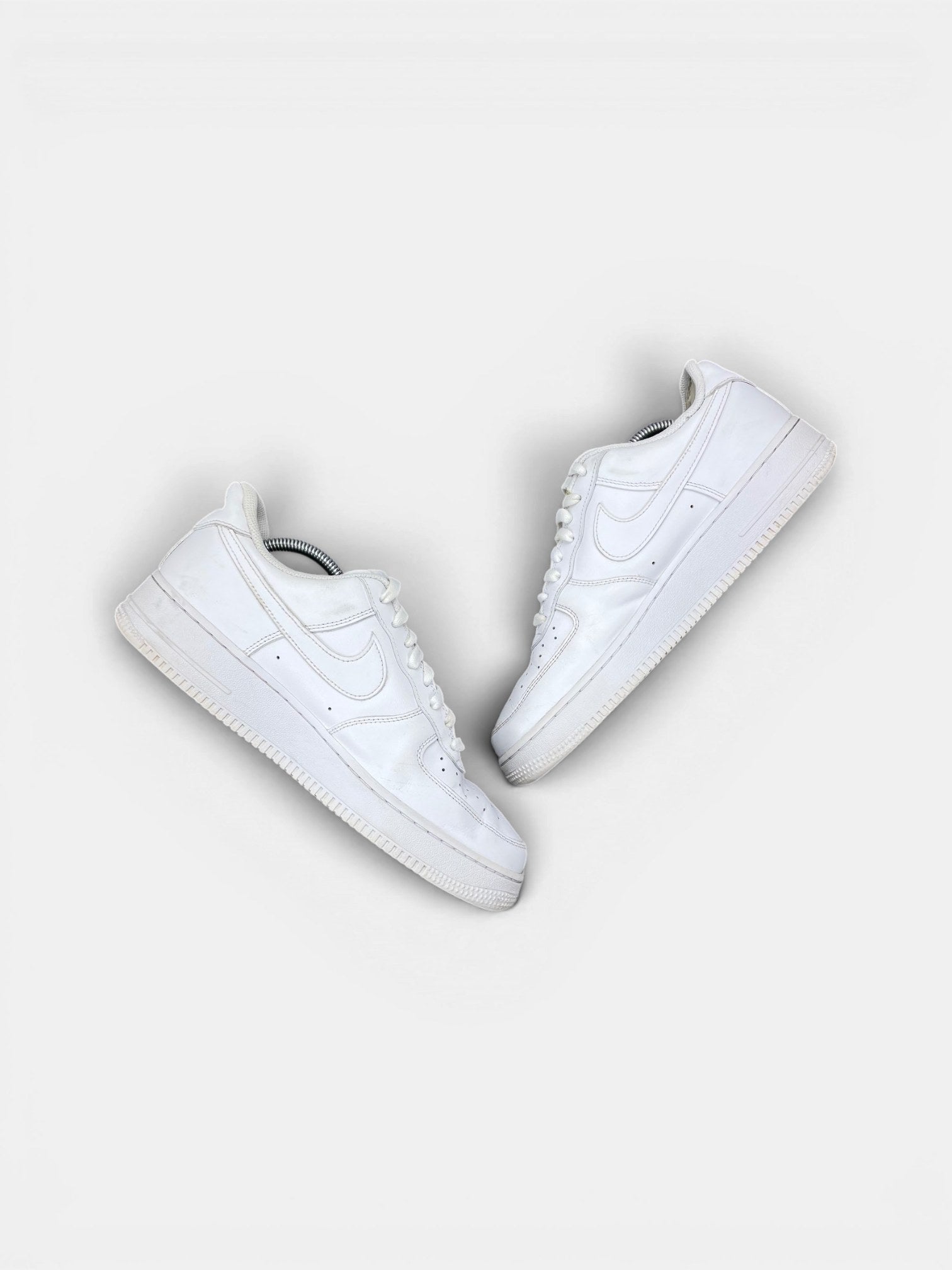 Nike Air Force 1 Low Triple White — buty sportowe męskie w bardzo dobrym stanie rozmiar 44.5, widok z góry na wewnętrzną stronę butów