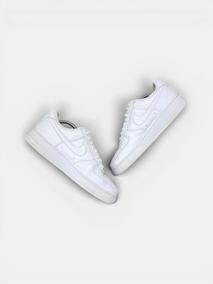 Nike Air Force 1 Low Triple White — buty sportowe męskie w bardzo dobrym stanie rozmiar 44.5, widok z góry na wewnętrzną stronę butów