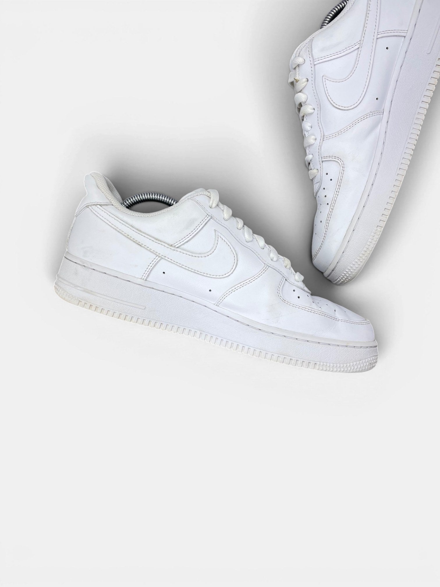 Nike Air Force 1 Low Triple White — buty sportowe męskie w bardzo dobrym stanie rozmiar 44.5, wewnętrzny panel lewego buta