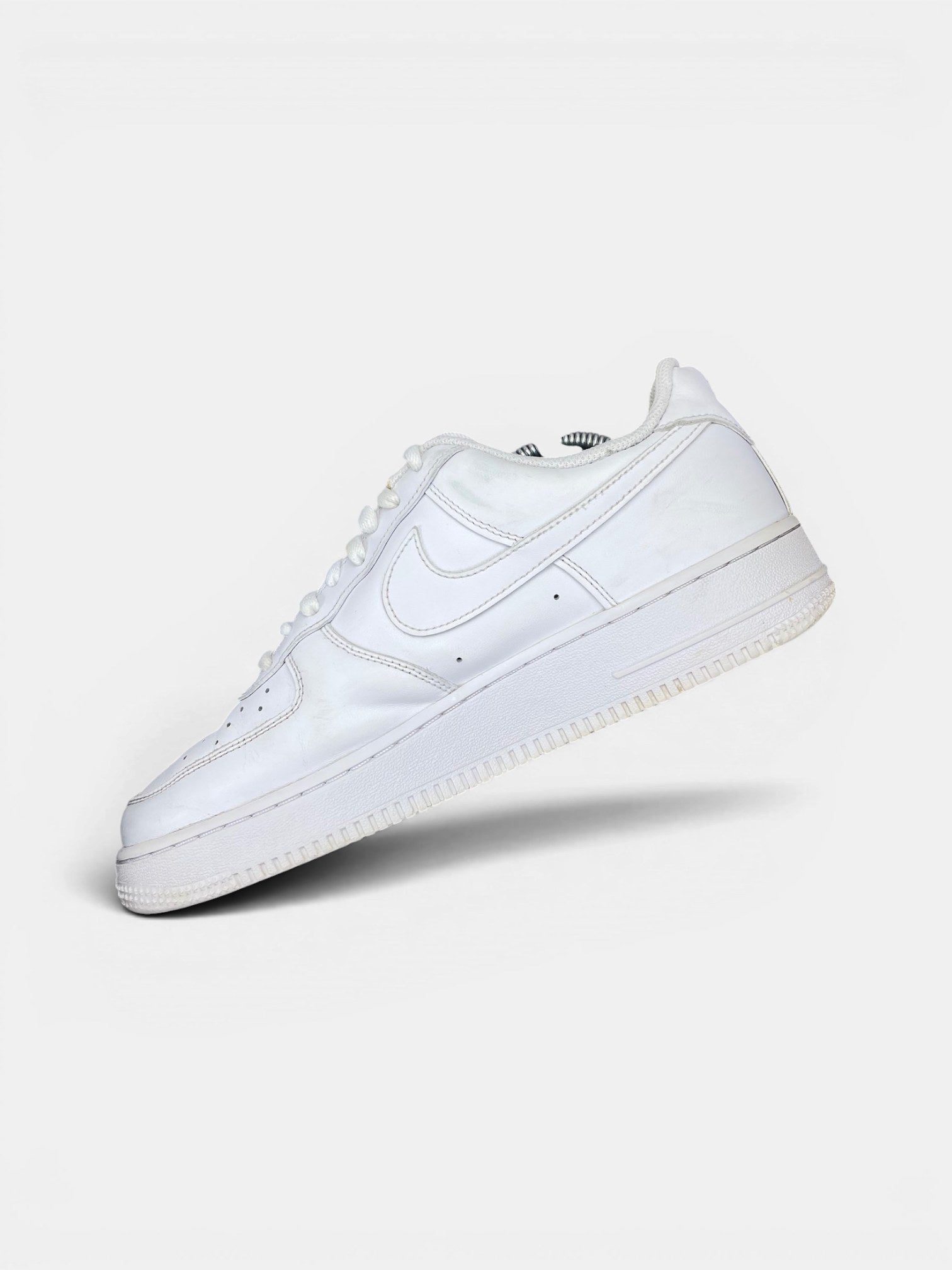 Nike Air Force 1 Low Triple White — buty sportowe męskie w bardzo dobrym stanie rozmiar 44.5, wewnętrzny panel prawego buta