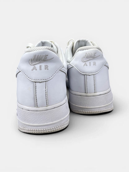 Nike Air Force 1 Low Triple White — buty sportowe męskie w bardzo dobrym stanie rozmiar 44.5, widok z tyłu