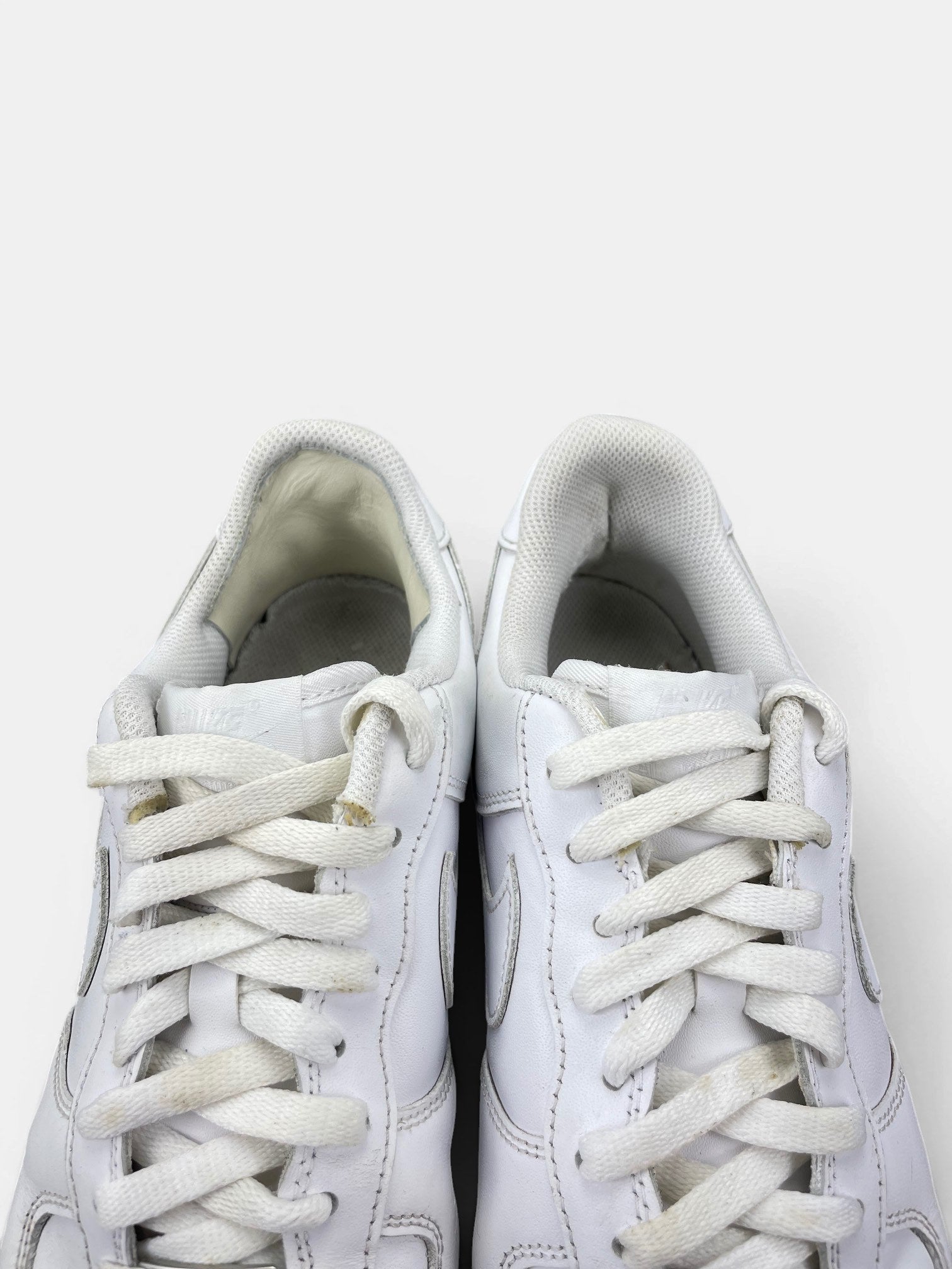 Nike Air Force 1 Low Triple White — buty sportowe męskie w bardzo dobrym stanie rozmiar 44.5, zapiętki butów