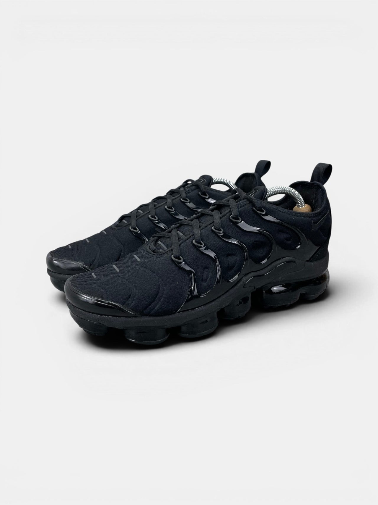 Nike Air VaporMax Plus Triple Black — buty sportowe męskie w bardzo dobrym stanie rozmiar 44, widok z boku