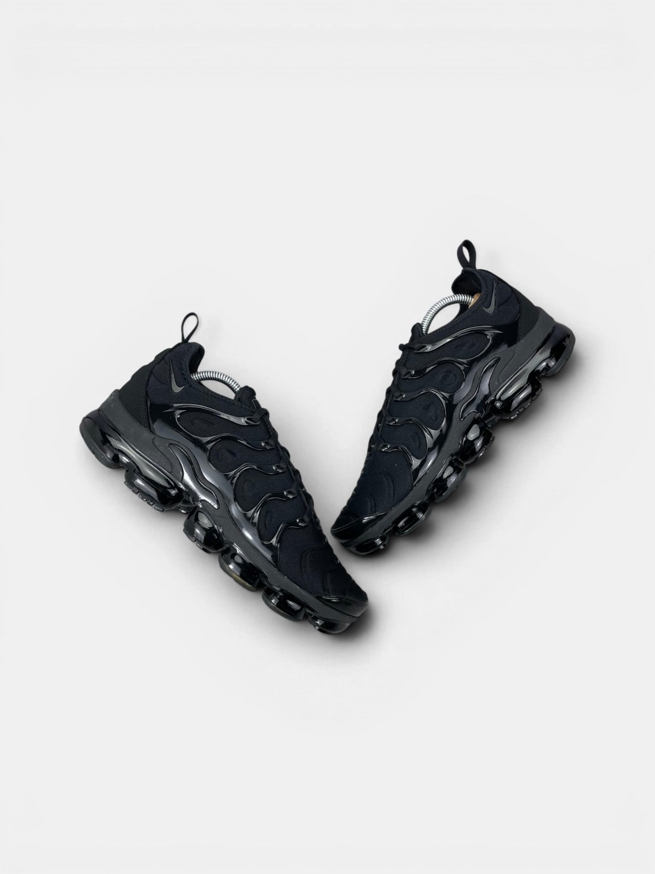 Nike Air VaporMax Plus Triple Black — buty sportowe męskie w bardzo dobrym stanie rozmiar 44, widok z góry na zewnętrzną stronę butów