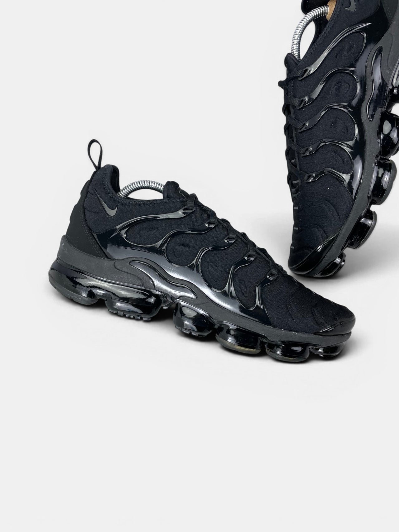 Nike Air VaporMax Plus Triple Black — buty sportowe męskie w bardzo dobrym stanie rozmiar 44, zewnętrzny panel prawego buta
