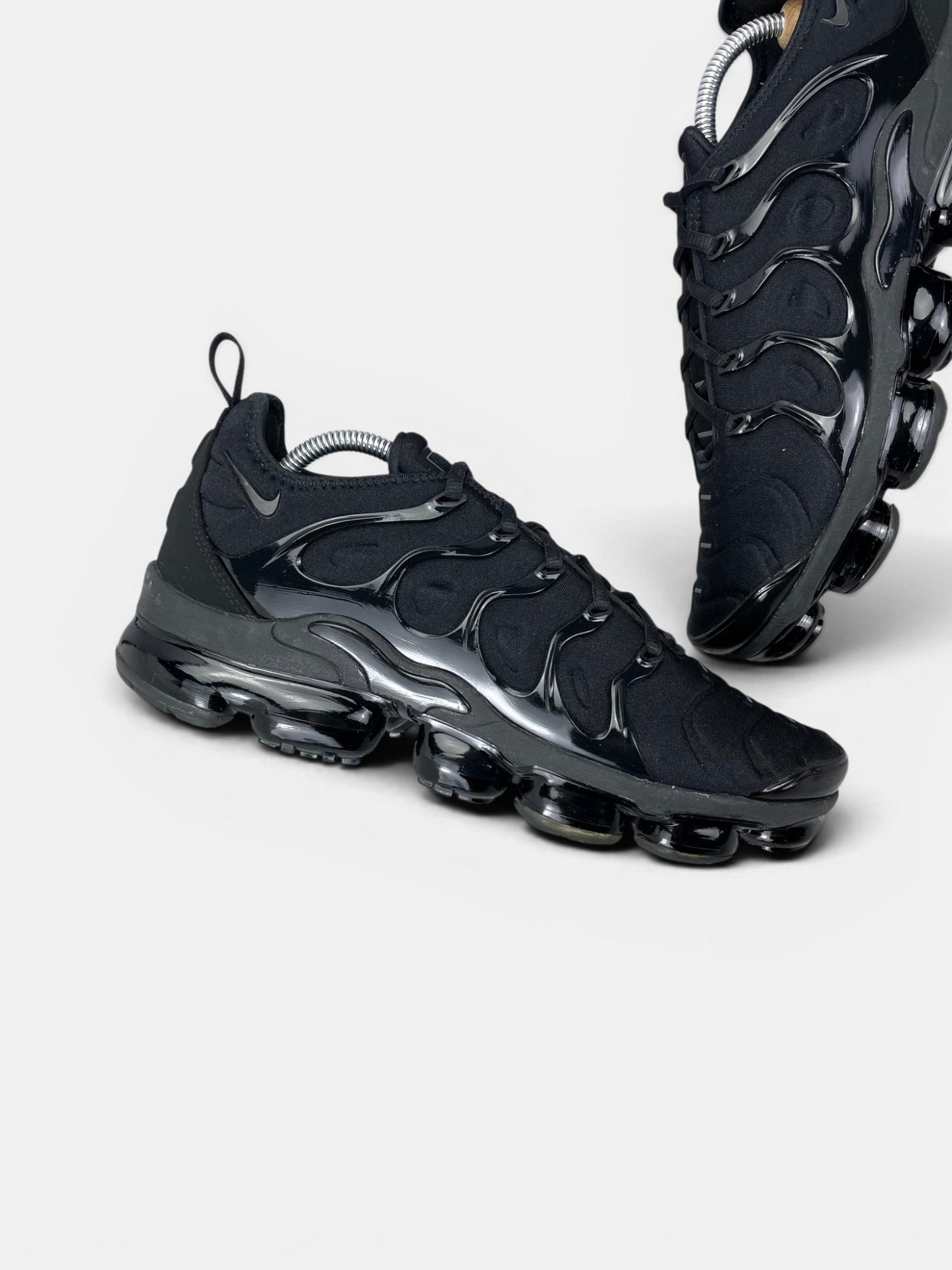 Nike Air VaporMax Plus Triple Black — buty sportowe męskie w bardzo dobrym stanie rozmiar 44, zewnętrzny panel prawego buta