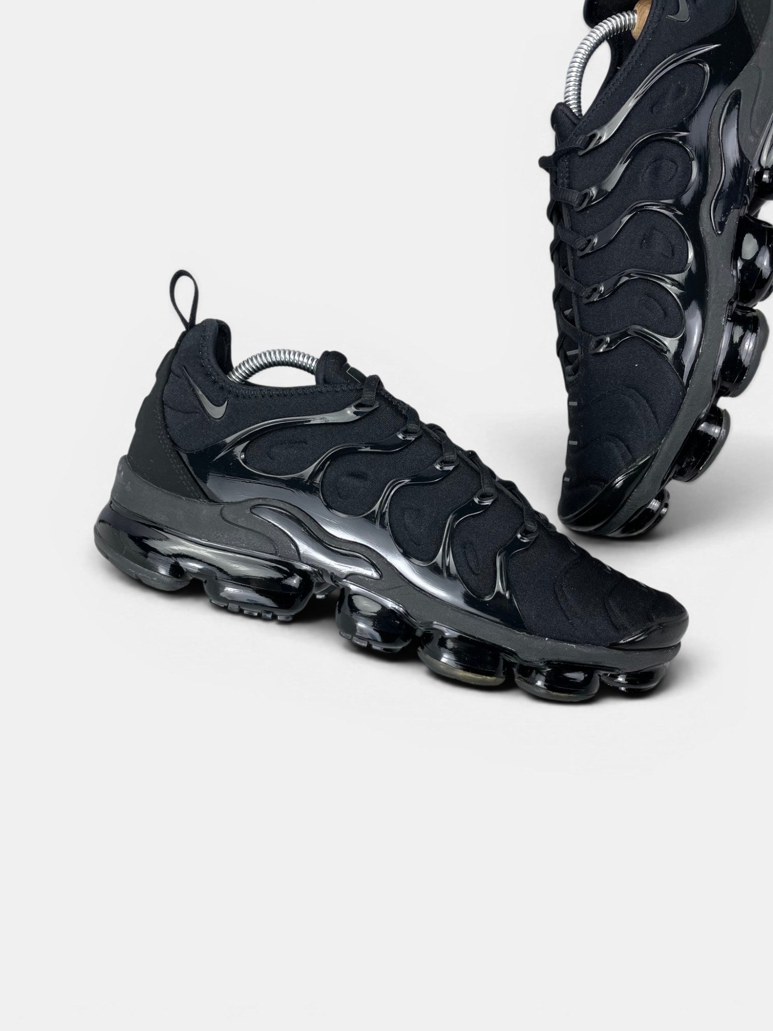 Nike Air VaporMax Plus Triple Black — buty sportowe męskie w bardzo dobrym stanie rozmiar 44, zewnętrzny panel prawego buta