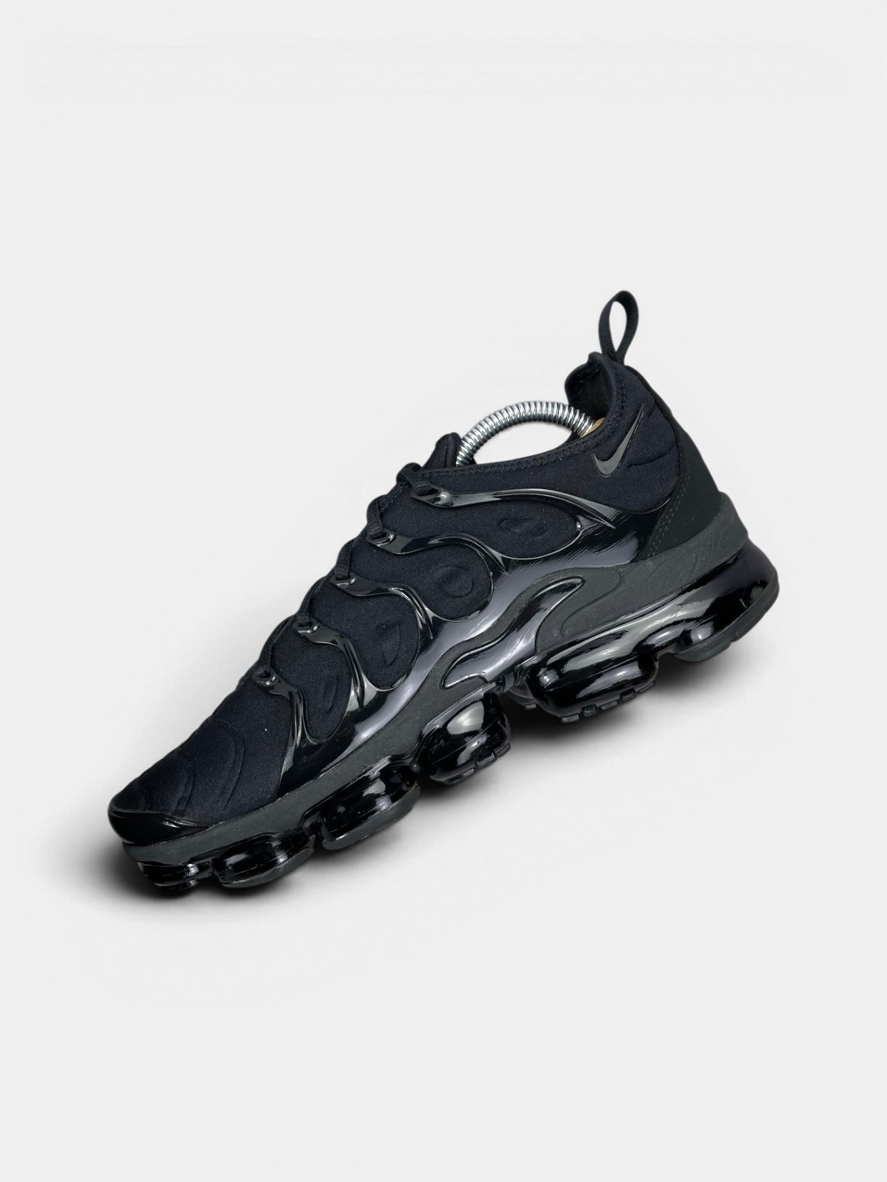 Nike Air VaporMax Plus Triple Black — buty sportowe męskie w bardzo dobrym stanie rozmiar 44, zewnętrzny panel lewego buta