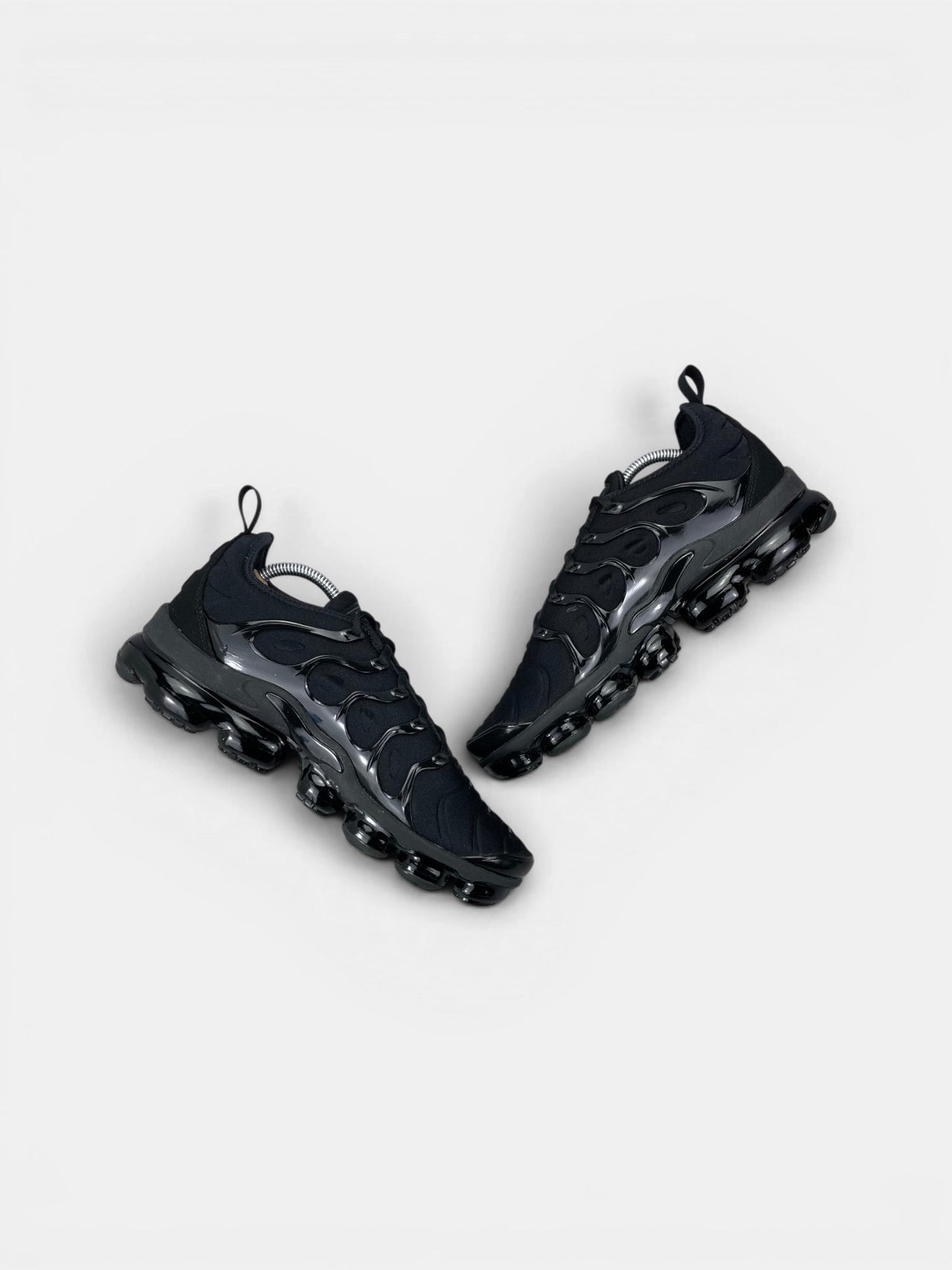 Nike Air VaporMax Plus Triple Black — buty sportowe męskie w bardzo dobrym stanie rozmiar 44, widok z góry na wewnętrzną stronę butów