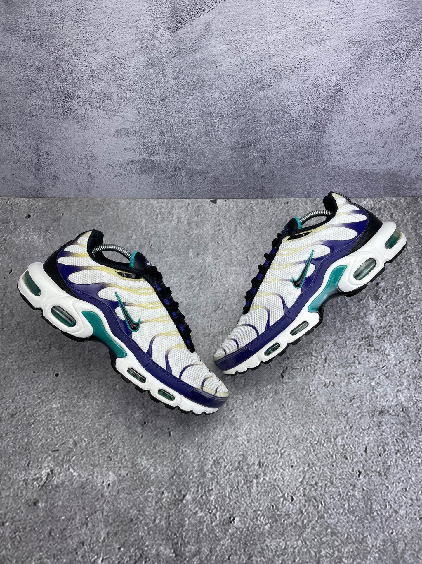 Nike Air Max Plus Grape - buty sportowe, widok z góry na zewnętrzną stronę butów