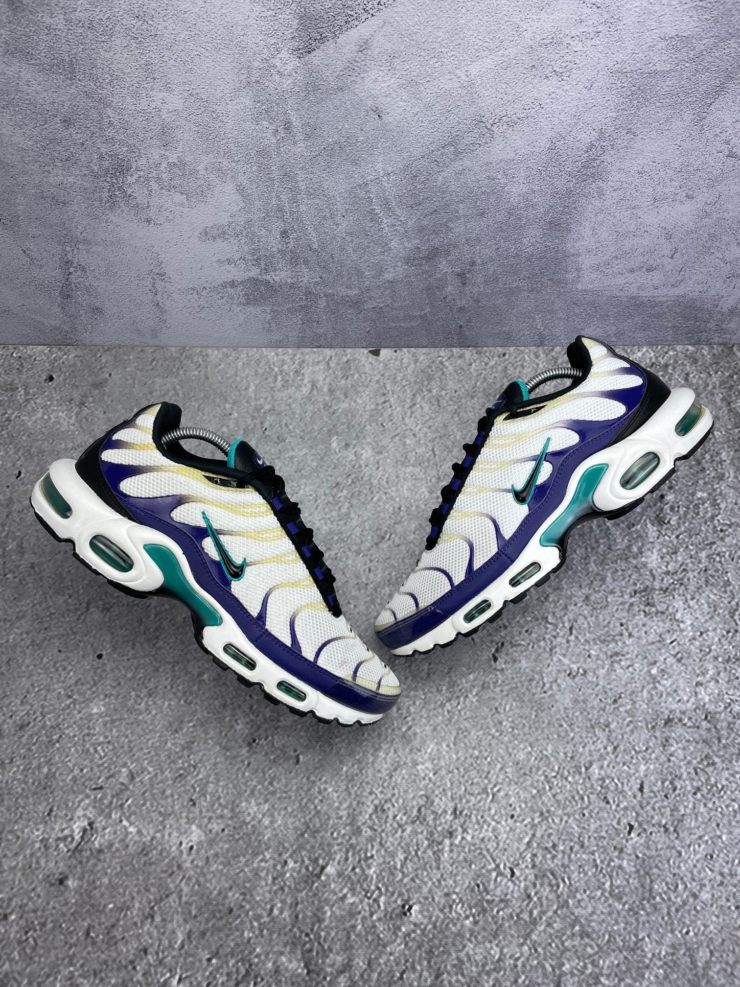 Nike Air Max Plus Grape - buty sportowe, widok z góry na zewnętrzną stronę butów