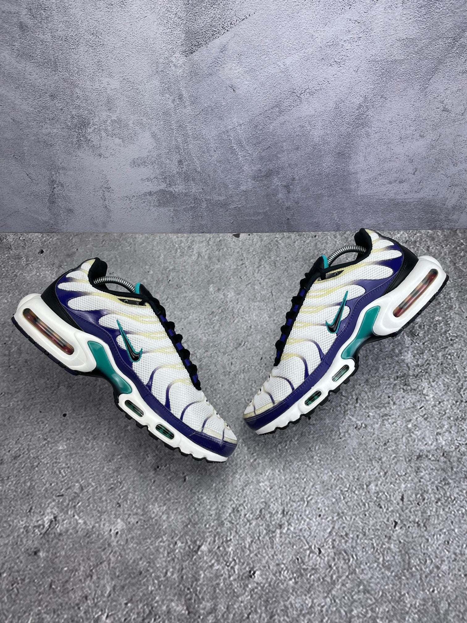 Nike Air Max Plus Grape - buty sportowe, zewnętrzny panel prawego buta