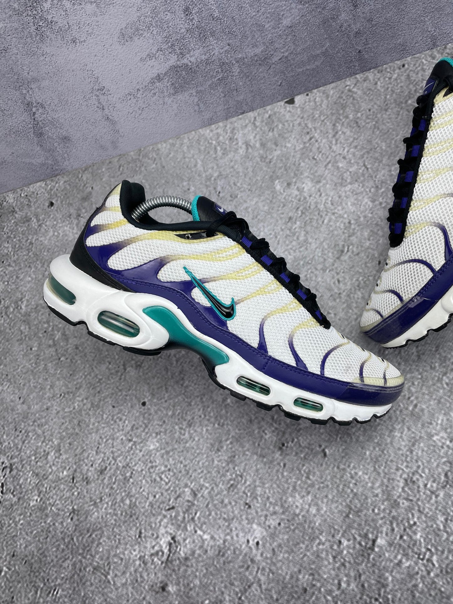 Nike Air Max Plus Grape - buty sportowe, zewnętrzny panel lewego buta