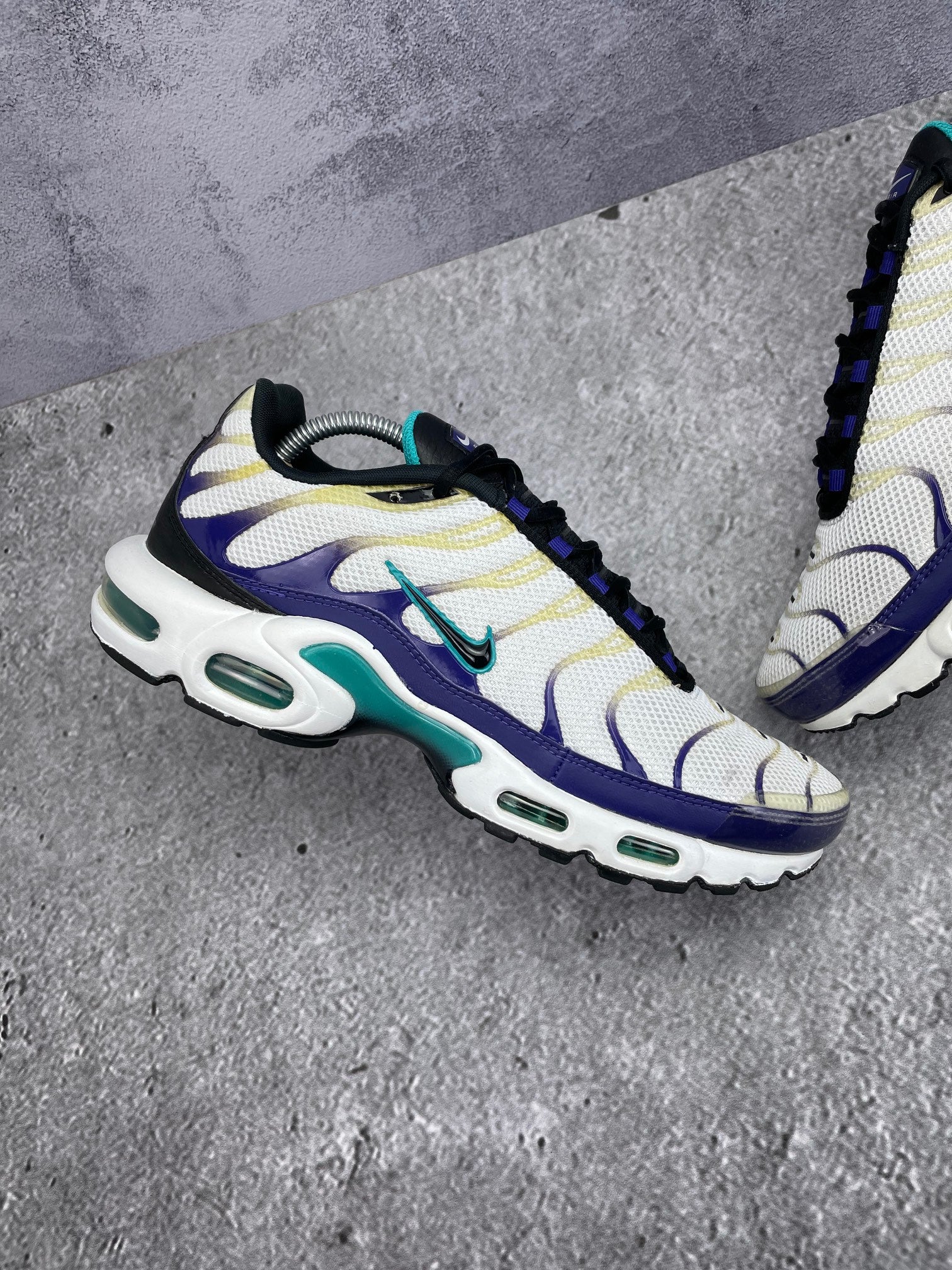 Nike Air Max Plus Grape - buty sportowe, zewnętrzny panel lewego buta