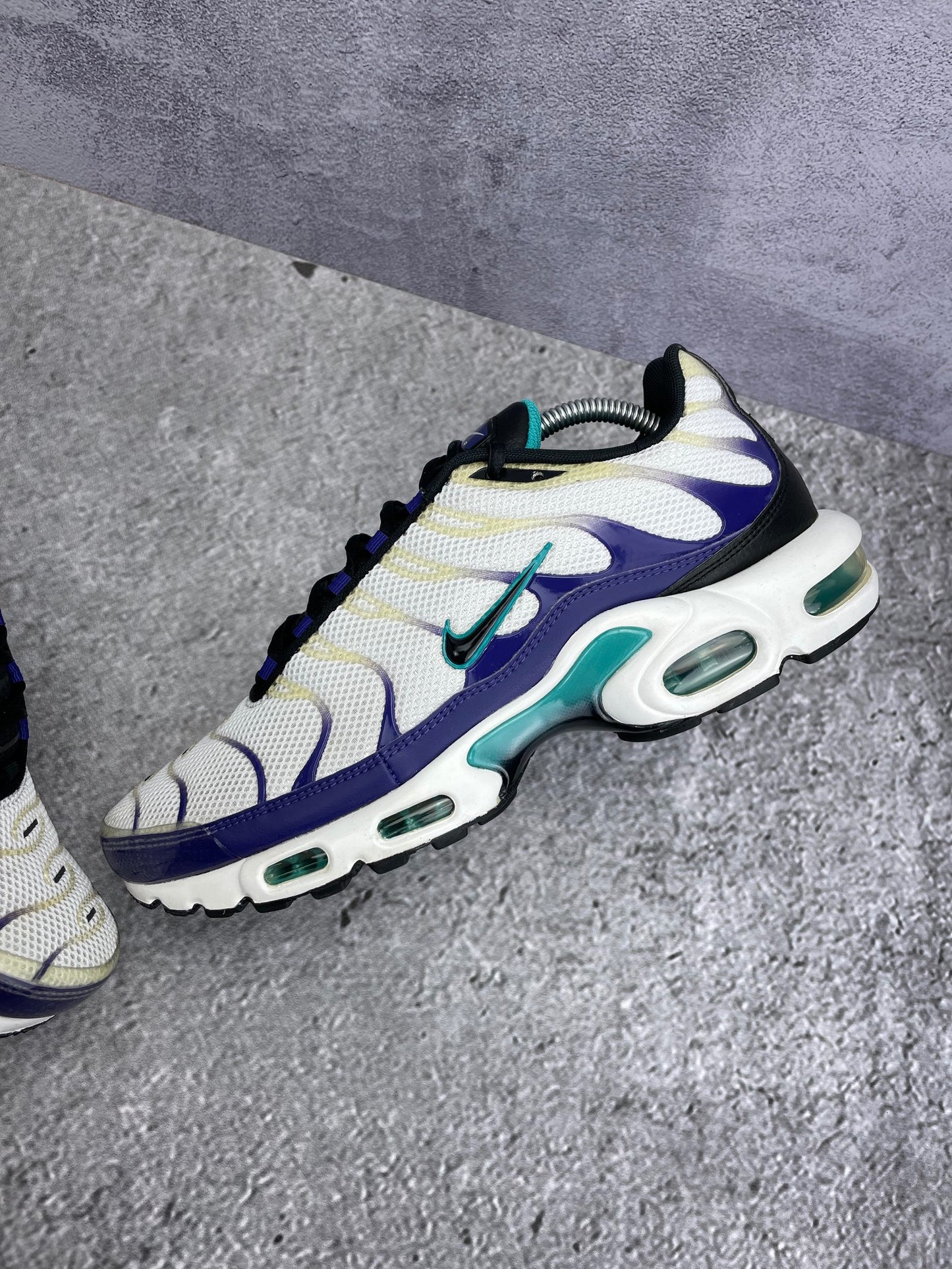 Nike Air Max Plus Grape - buty sportowe, widok z góry na wewnętrzną stronę butów