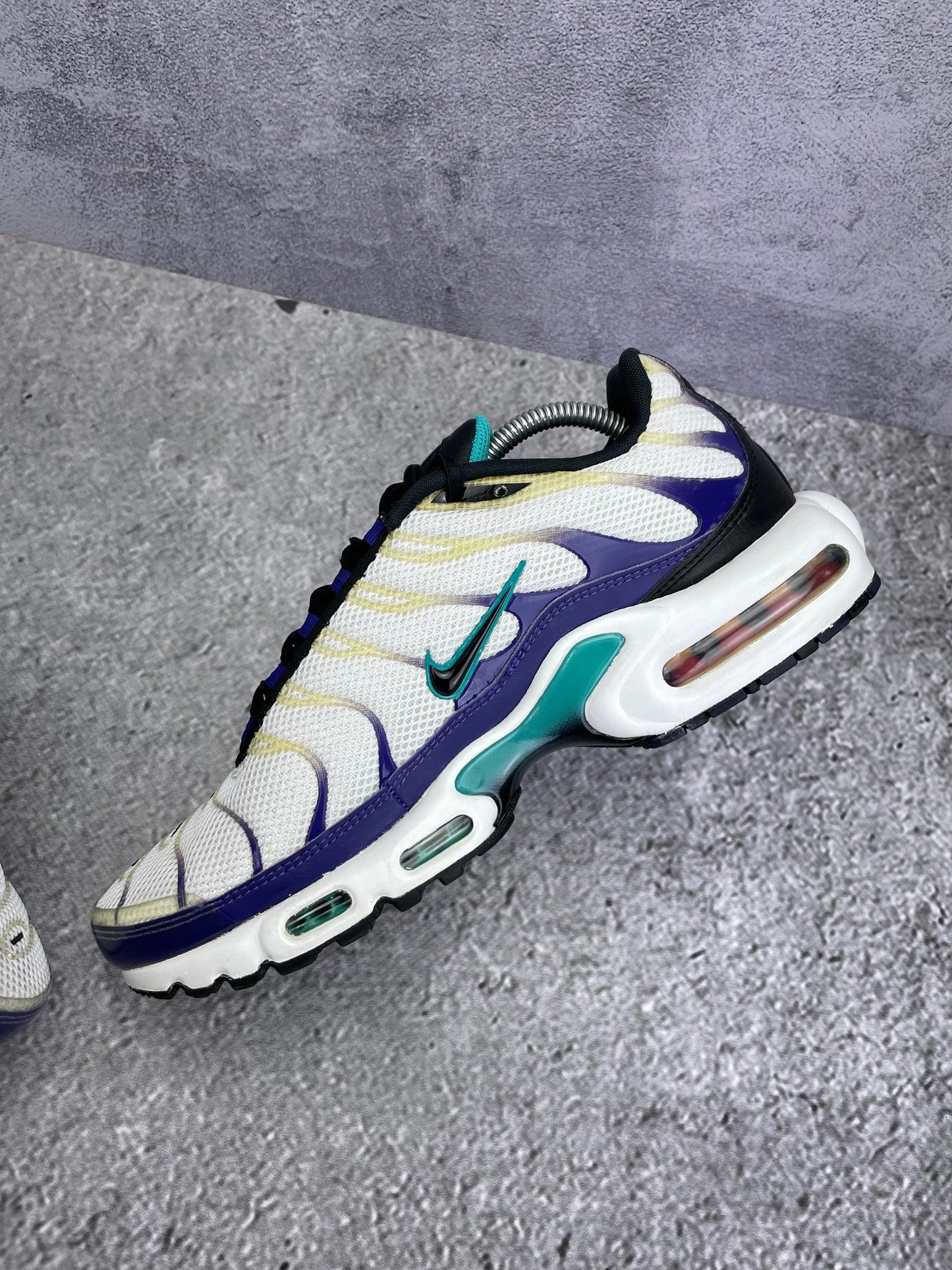 Nike Air Max Plus Grape - buty sportowe, wewnętrzny panel prawego buta