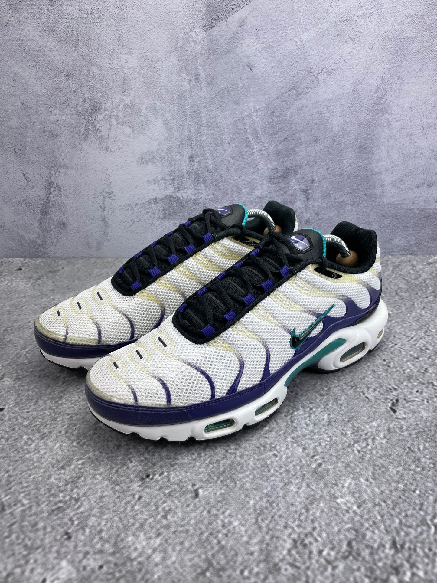 Nike Air Max Plus Grape - buty sportowe, widok z boku na tle studyjnym