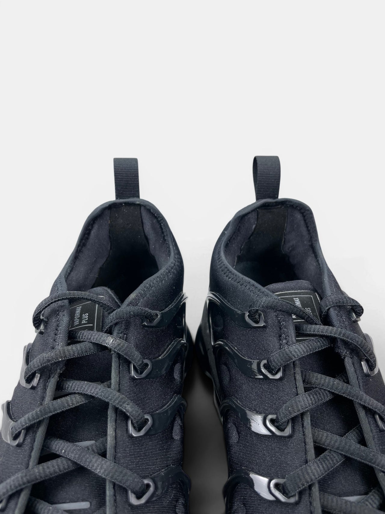 Nike Air VaporMax Plus Triple Black — buty sportowe męskie w bardzo dobrym stanie rozmiar 44, zapiętki butów