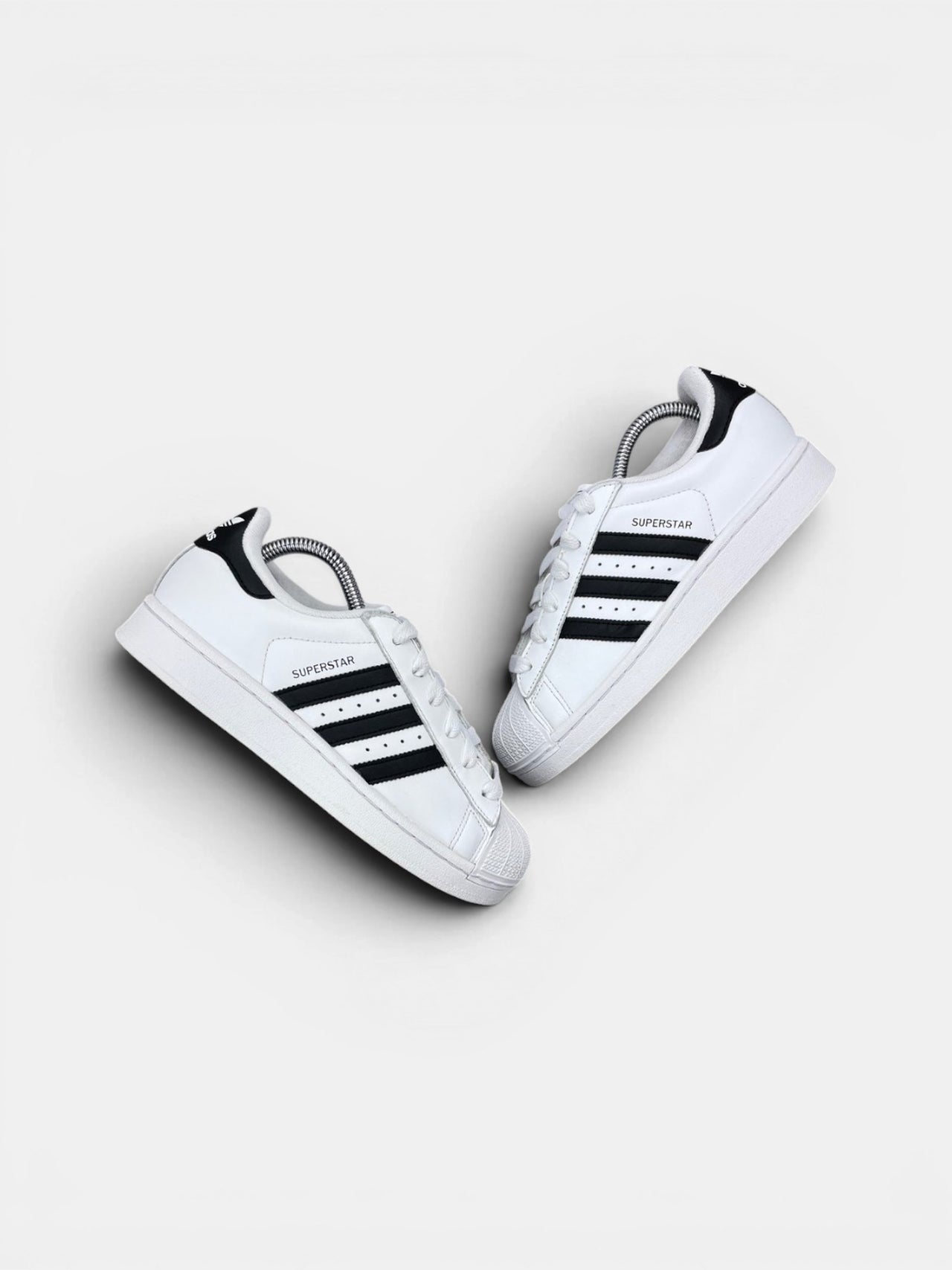 Adidas Superstar II — buty sportowe damskie w bardzo dobrym stanie rozmiar 36 2/3, widok z góry na zewnętrzną stronę butów