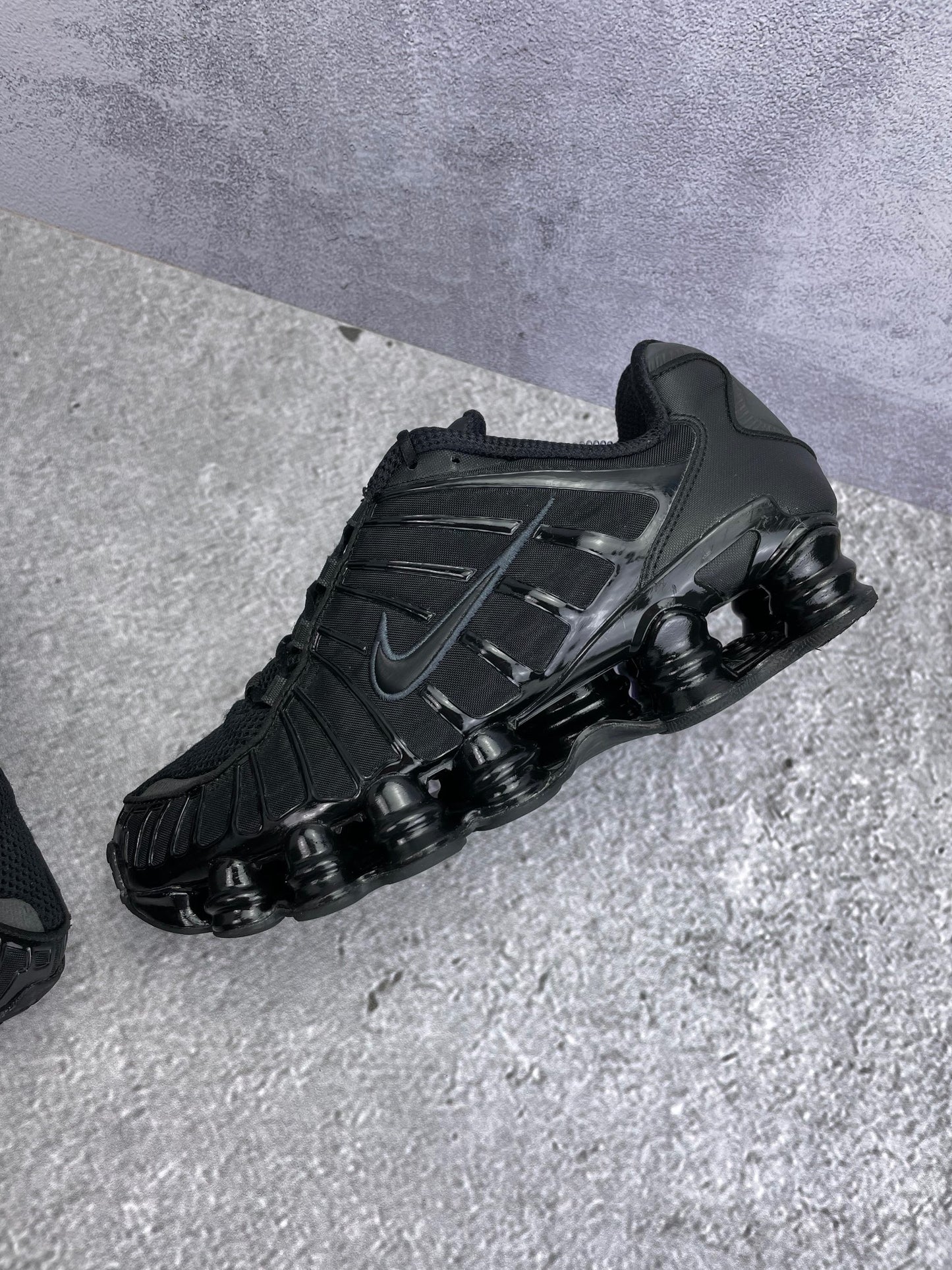 Nike Shox TL Black - buty sportowe, widok z góry na wewnętrzną stronę butów