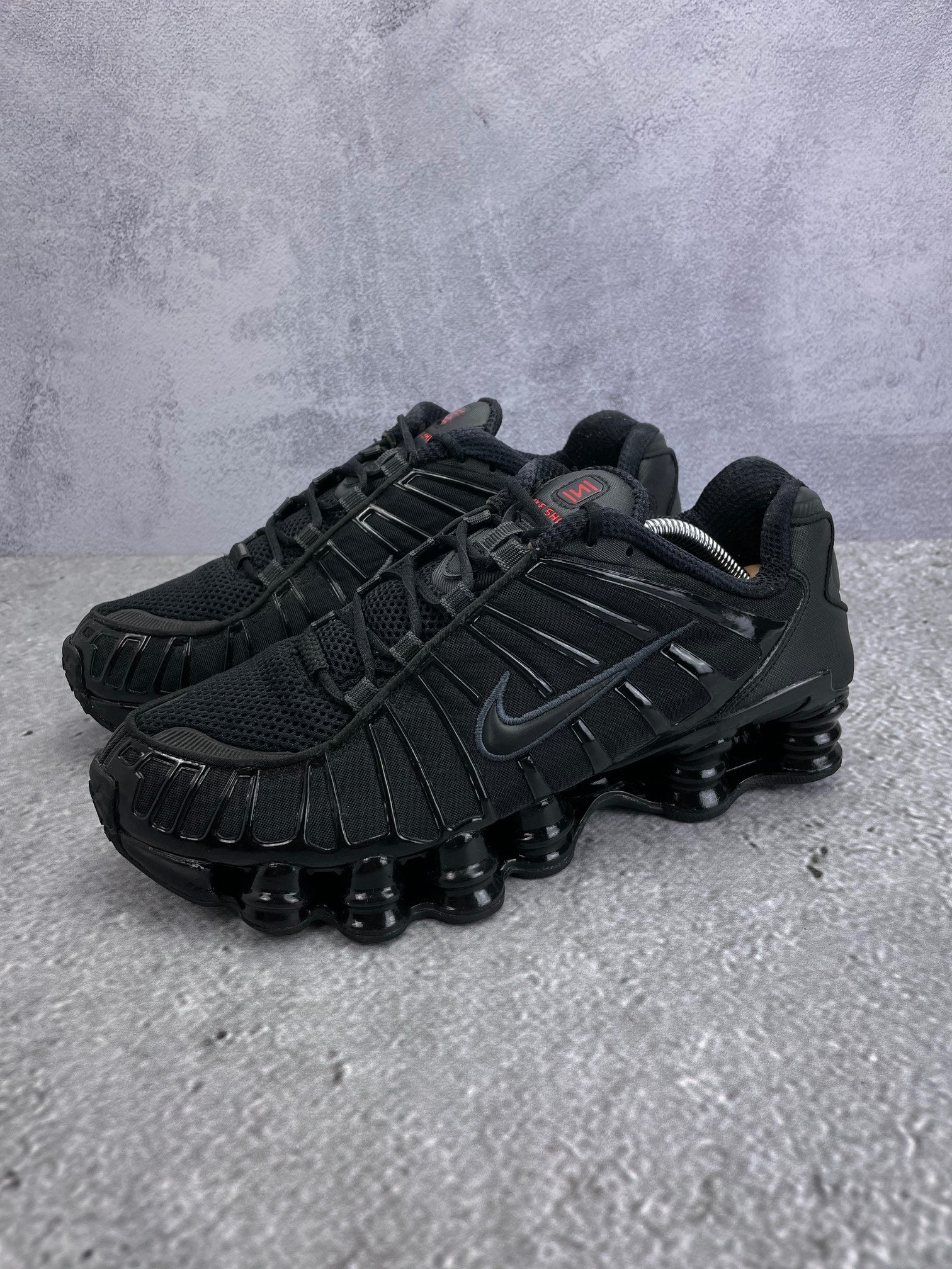 Nike Shox TL Black - buty sportowe, widok z boku na tle studyjnym