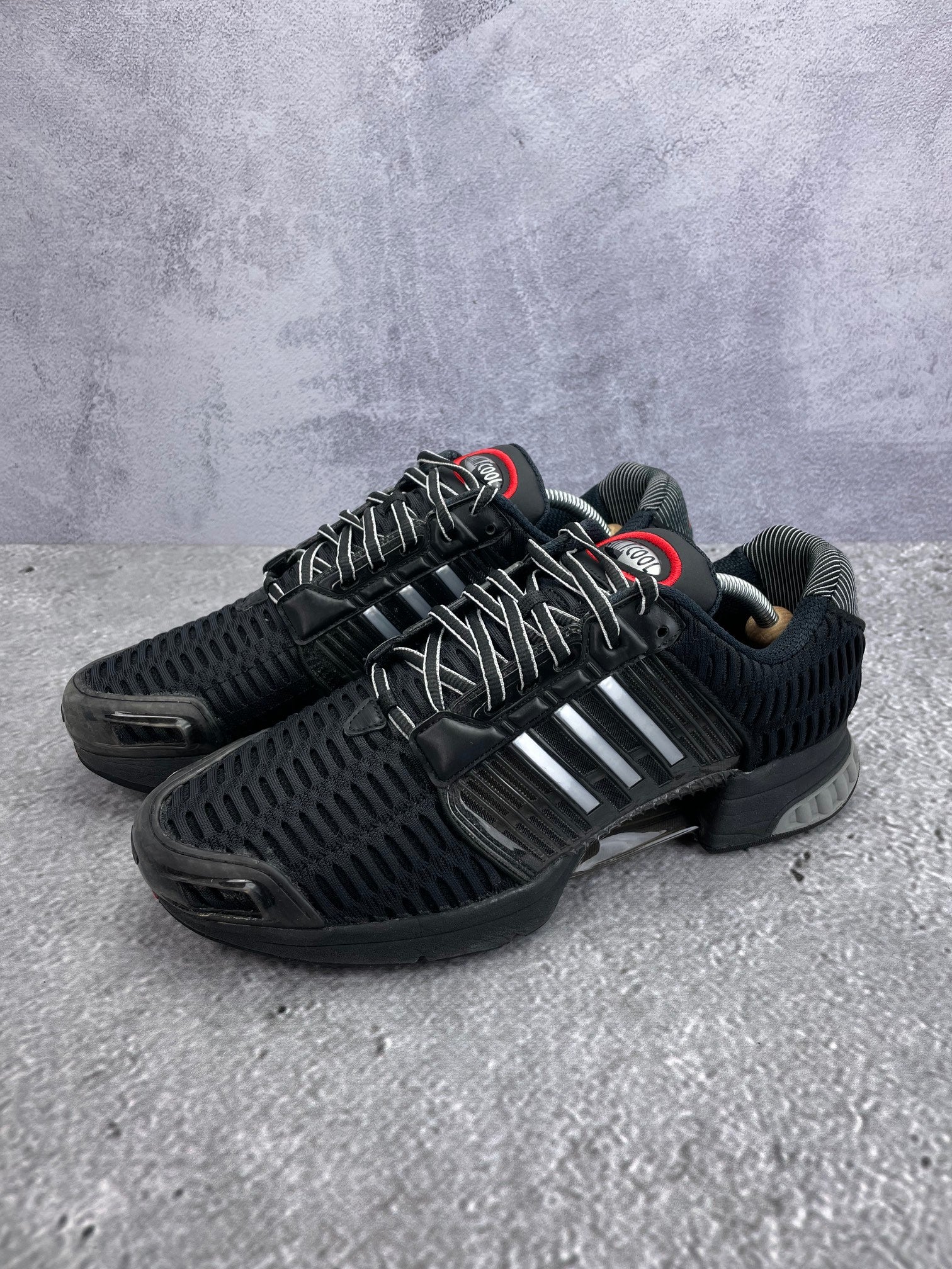 adidas Climacool 1 “Core Black / Red / Core Black” Core Black Red - buty sportowe, widok z boku na tle studyjnym