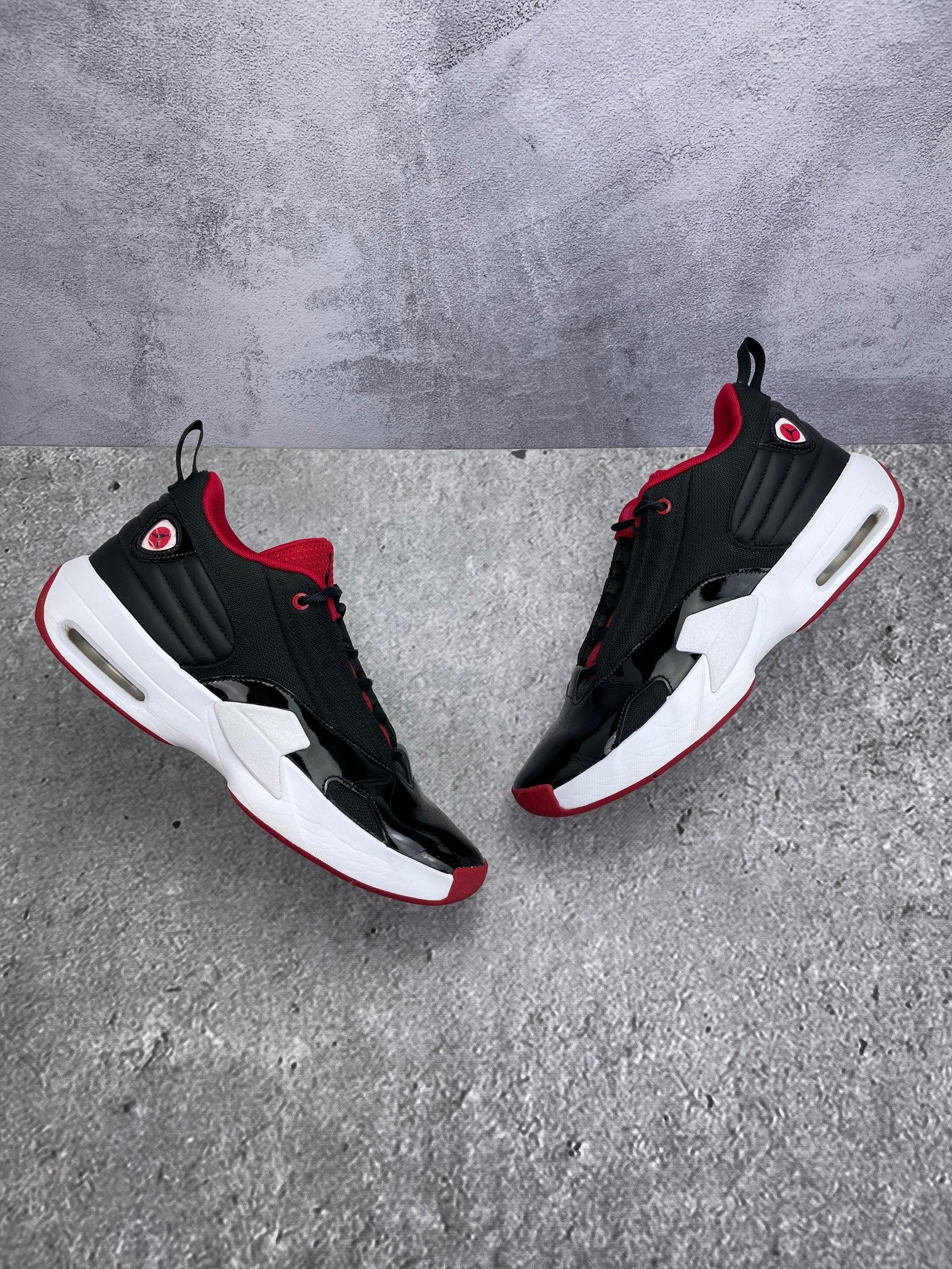 Jordan Max Aura 6 Bred - buty sportowe, widok z góry na zewnętrzną stronę butów
