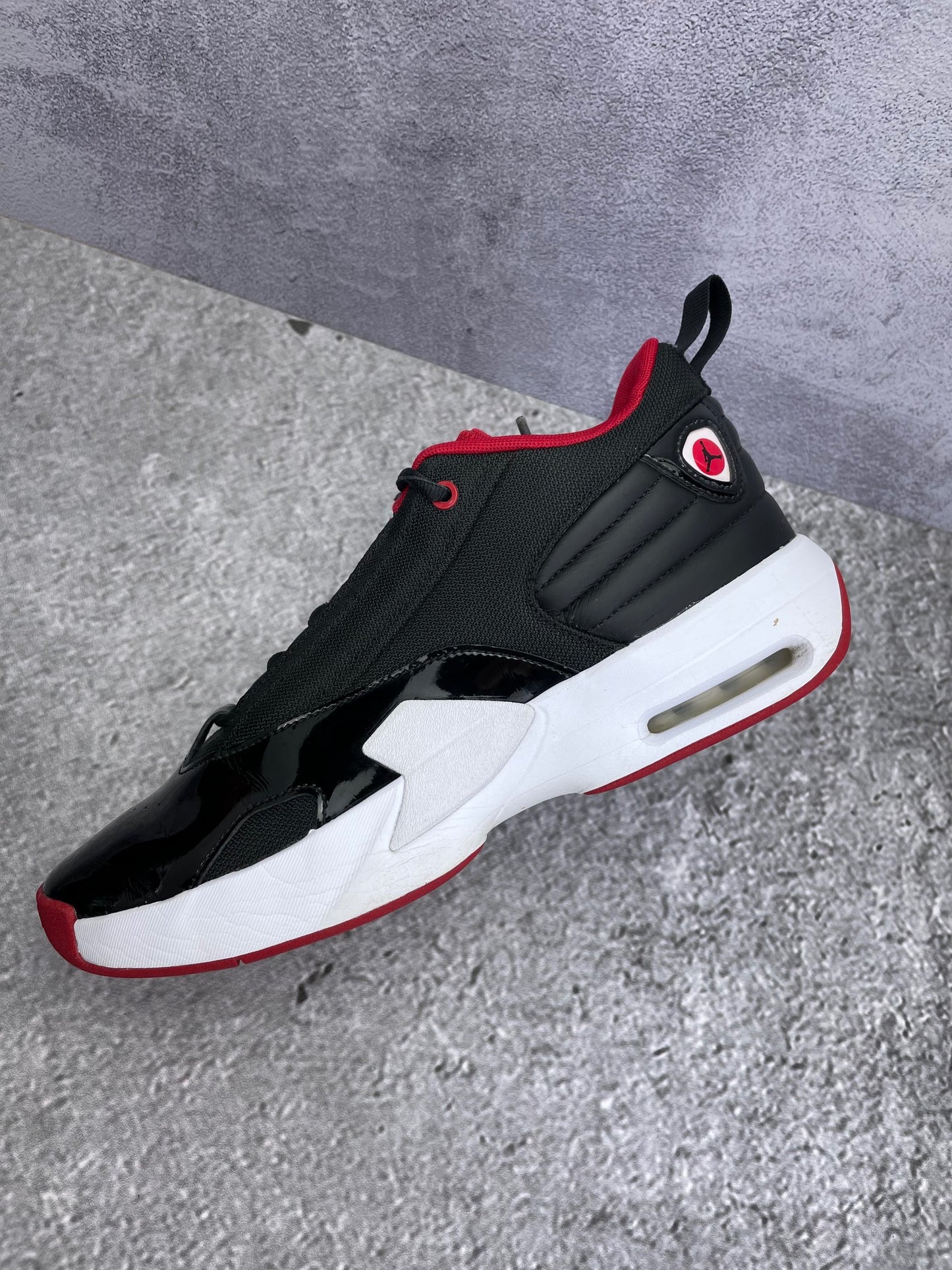 Jordan Max Aura 6 Bred - buty sportowe, zewnętrzny panel lewego buta