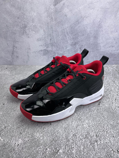 Jordan Max Aura 6 Bred - buty sportowe, widok z boku na tle studyjnym