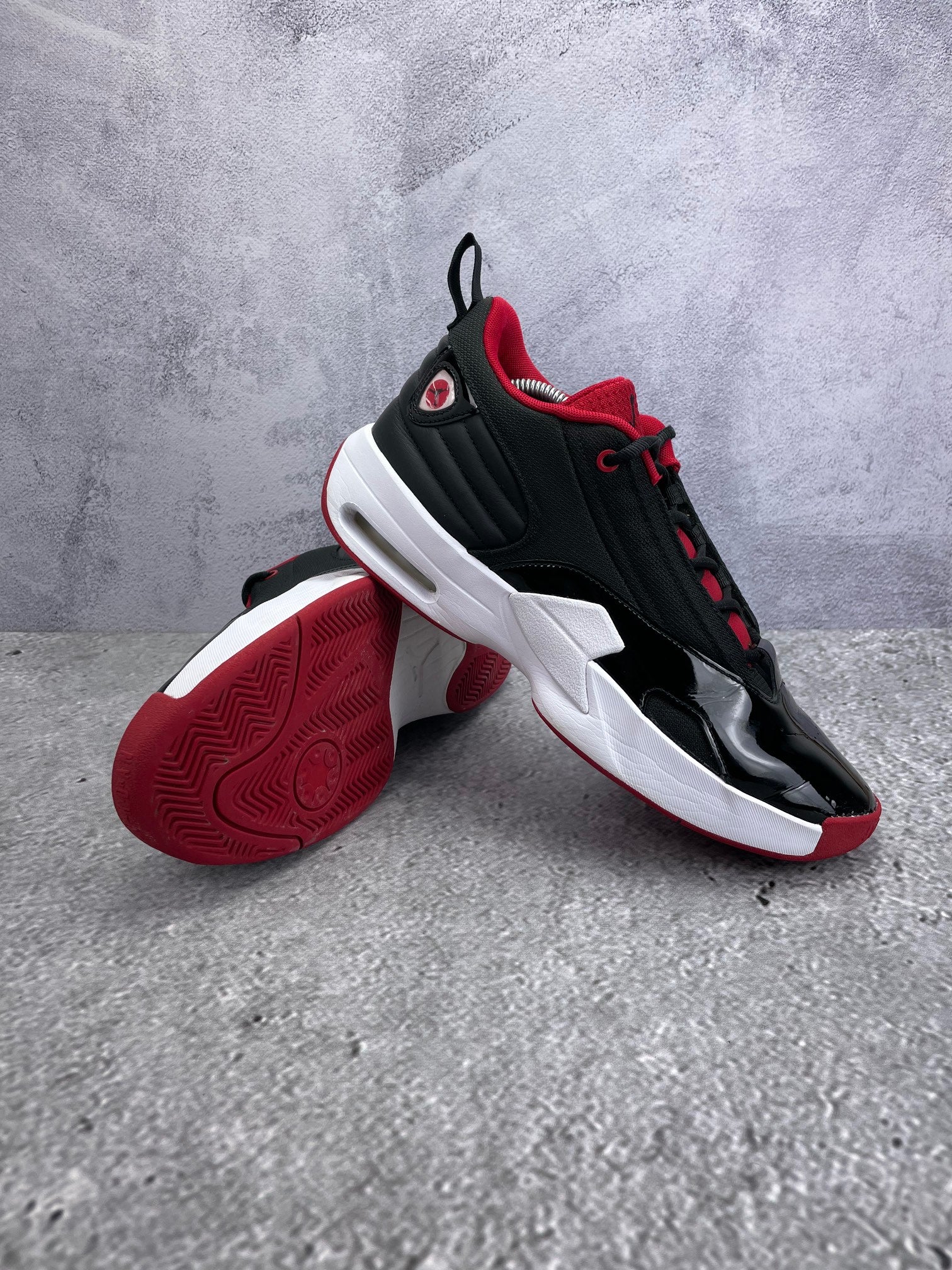 Jordan Max Aura 6 Bred - buty sportowe, para butów, widok z boku na tle studyjnym