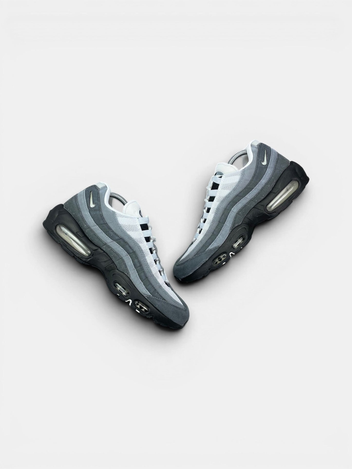 Nike Air Max 95 Jewel Grey — buty sportowe męskie w bardzo dobrym stanie rozmiar 42.5, widok z góry na zewnętrzną stronę butów