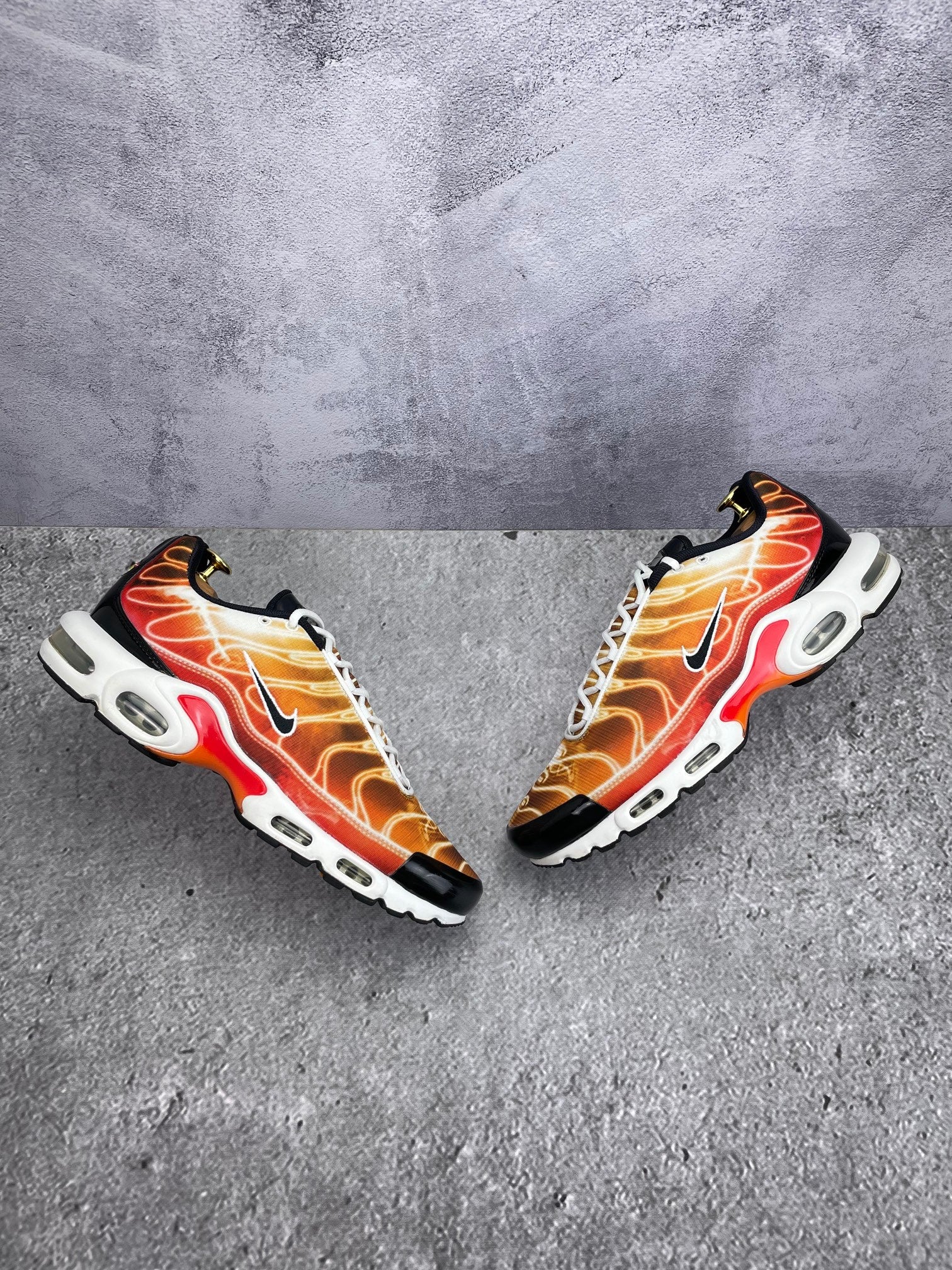 Nike Air Max Plus Light Photography - buty sportowe, widok z góry na zewnętrzną stronę butów