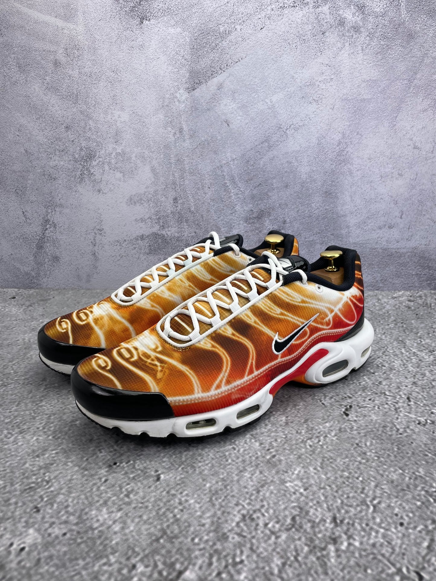Nike Air Max Plus Light Photography - buty sportowe, widok z boku na tle studyjnym