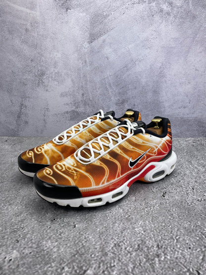 Nike Air Max Plus Light Photography - buty sportowe, widok z boku na tle studyjnym