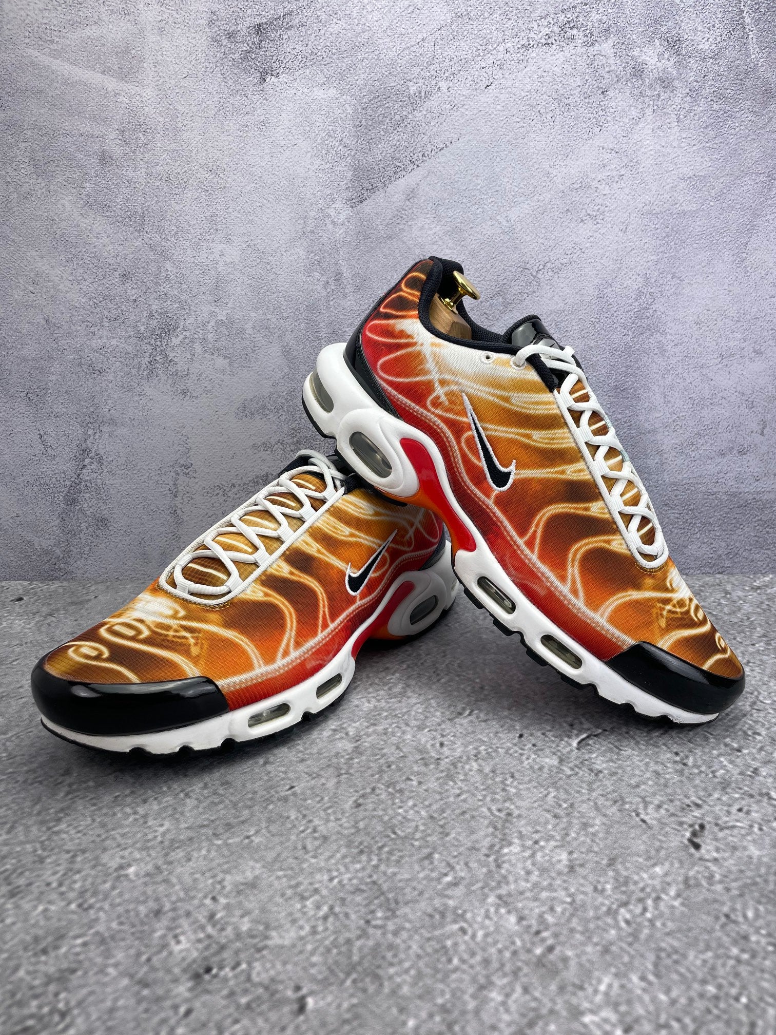 Nike Air Max Plus Light Photography - buty sportowe, para butów, widok z boku na tle studyjnym